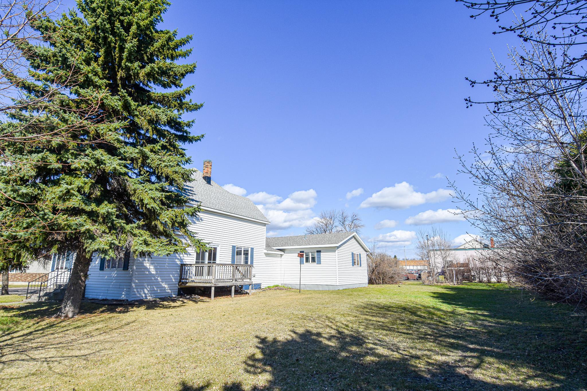 1969 single family home for sale at 203 E Fletcher Avenue in Warren, MN — 4 bed, 3 bath (photo 4 of 57)