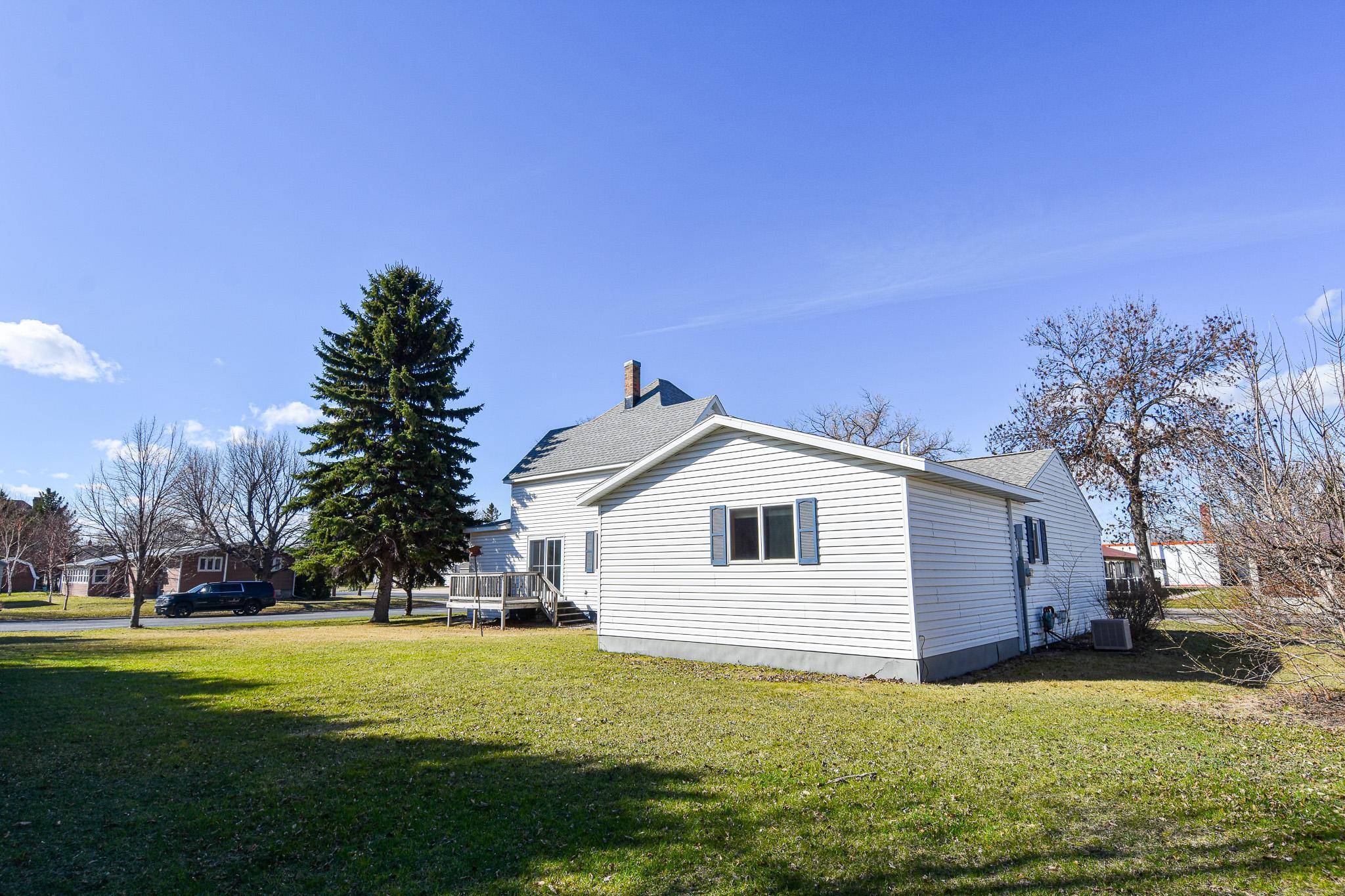 1969 single family home for sale at 203 E Fletcher Avenue in Warren, MN — 4 bed, 3 bath (photo 6 of 57)