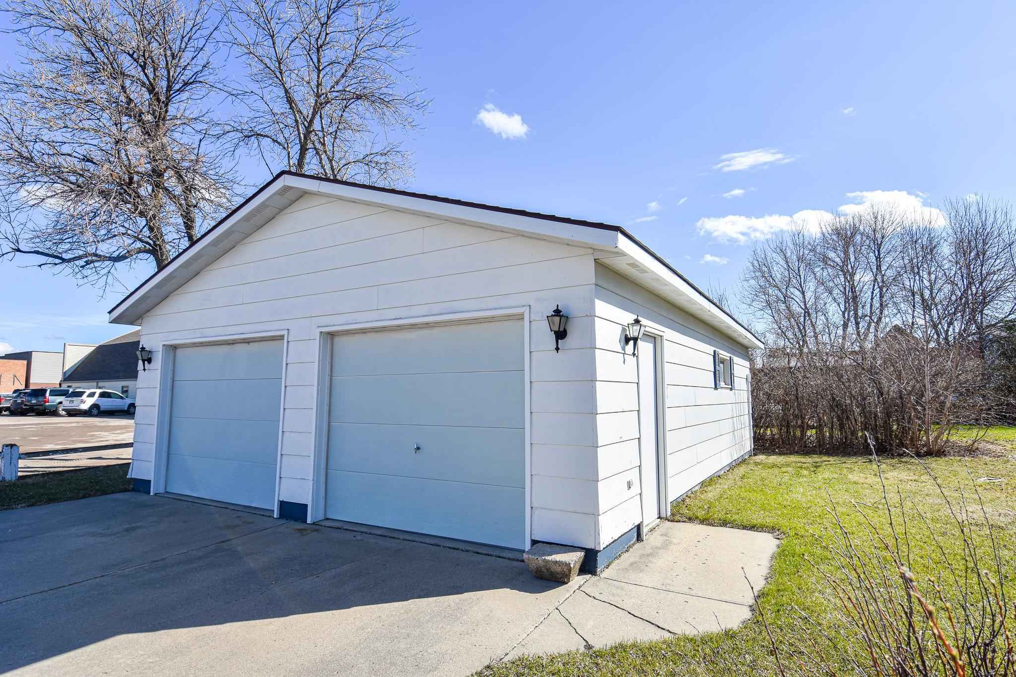 1969 single family home for sale at 203 E Fletcher Avenue in Warren, MN — 4 bed, 3 bath (photo 8 of 57)