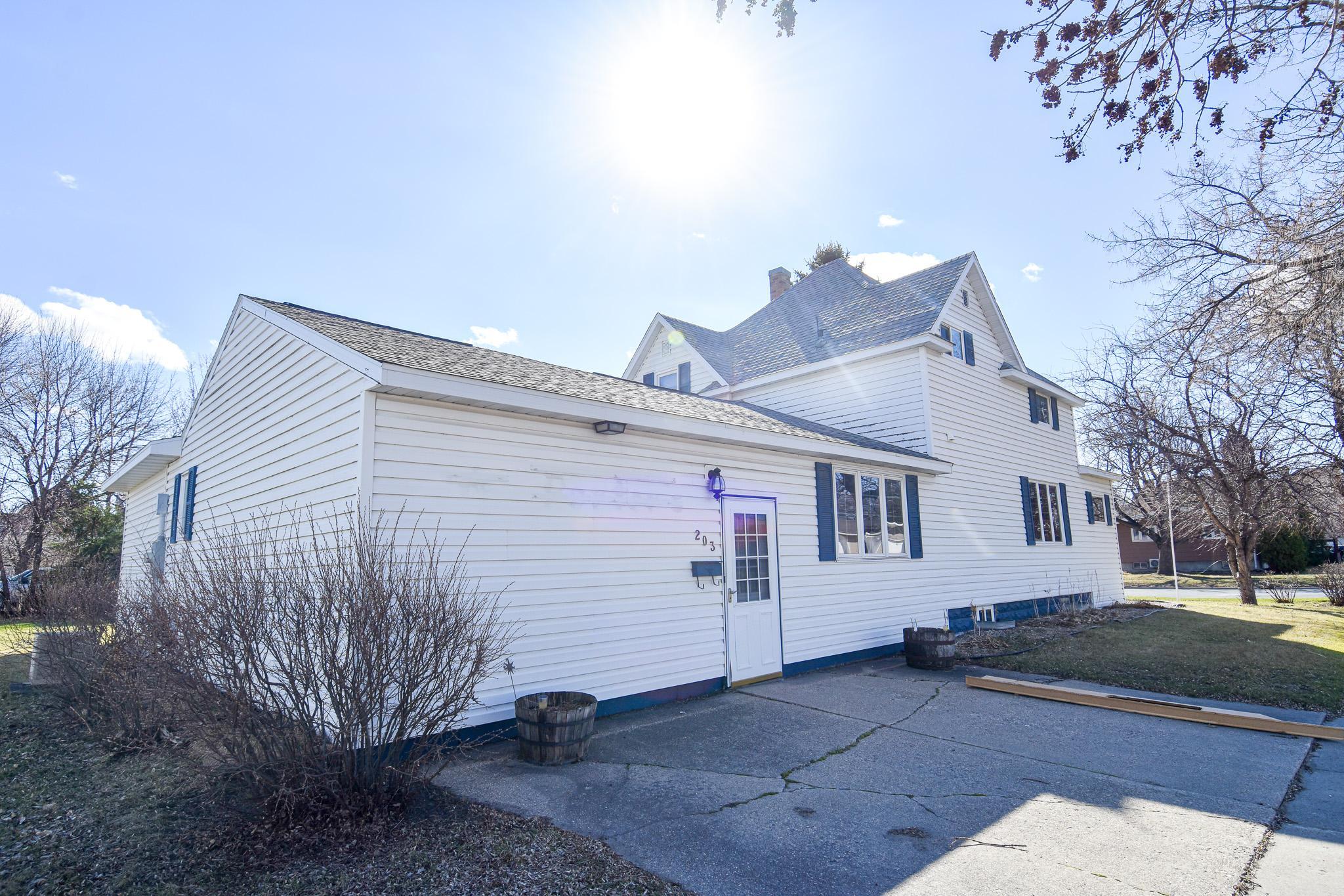 1969 single family home for sale at 203 E Fletcher Avenue in Warren, MN — 4 bed, 3 bath (photo 9 of 57)