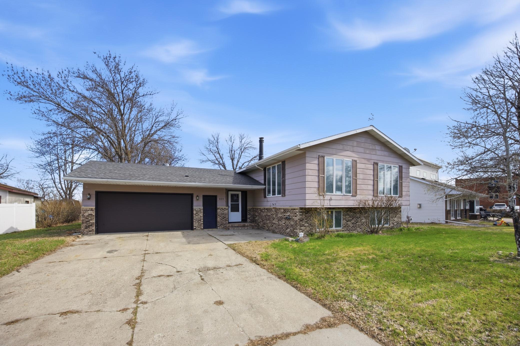 1930 single family home for sale at 609 Lily Lane in Ada, MN — 5 bed, 3 bath (photo 2 of 27)