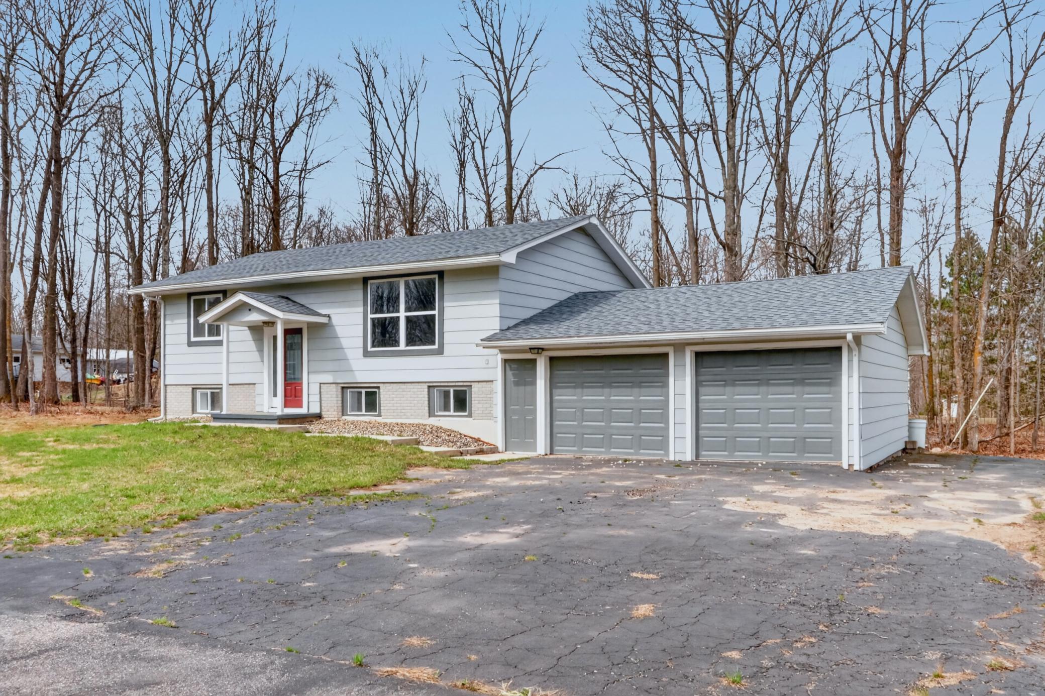 1971 single family home for sale at 814 Rogers Avenue in Grand Rapids, MN — 4 bed, 2 bath (photo 3 of 43)