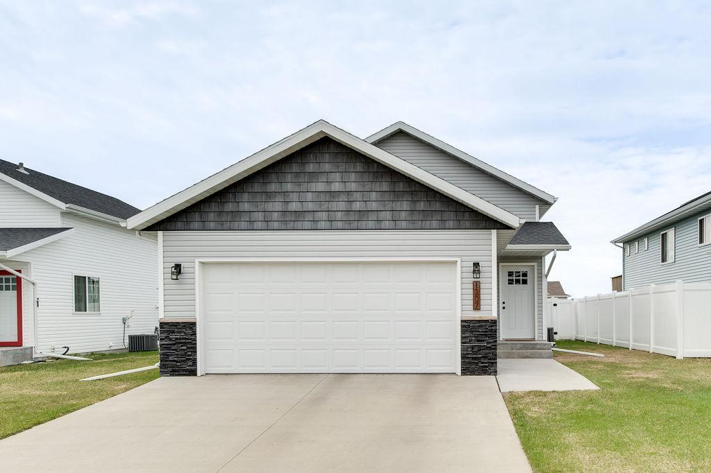 2018 single family home for sale at 1207 Barnes Drive W in West Fargo, ND — 3 bed, 2 bath (photo 2 of 41)