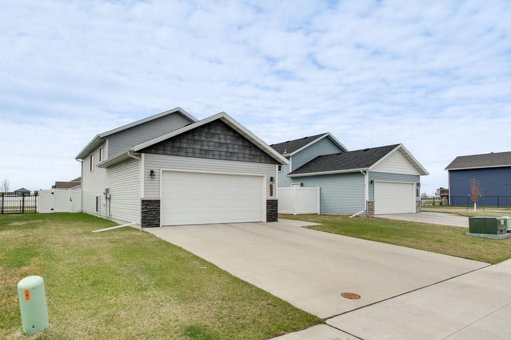 2018 single family home for sale at 1207 Barnes Drive W in West Fargo, ND — 3 bed, 2 bath (photo 3 of 41)
