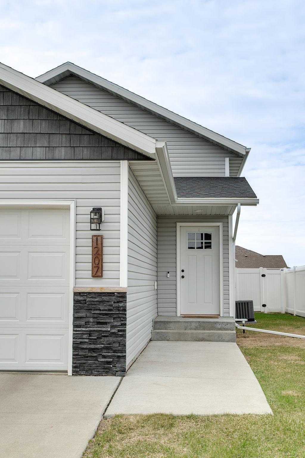 2018 single family home for sale at 1207 Barnes Drive W in West Fargo, ND — 3 bed, 2 bath (photo 4 of 41)