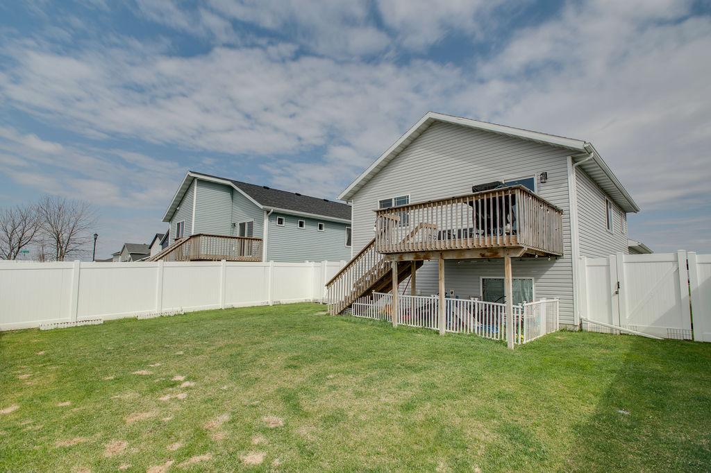 2018 single family home for sale at 1207 Barnes Drive W in West Fargo, ND — 3 bed, 2 bath (photo 37 of 41)