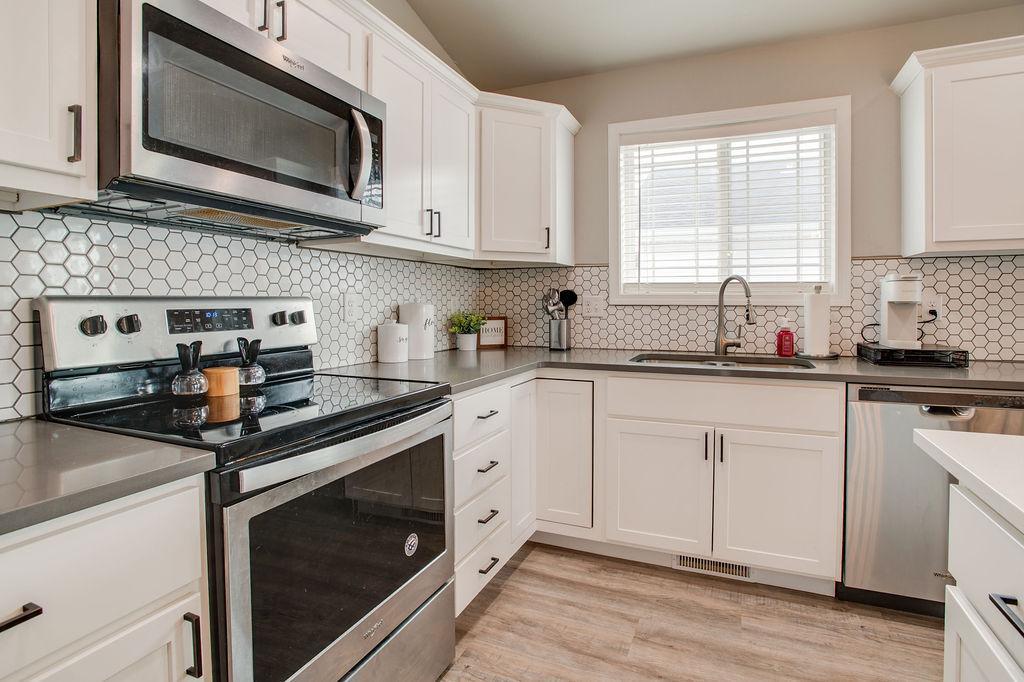 2018 single family home for sale at 1207 Barnes Drive W in West Fargo, ND — 3 bed, 2 bath (photo 7 of 41)