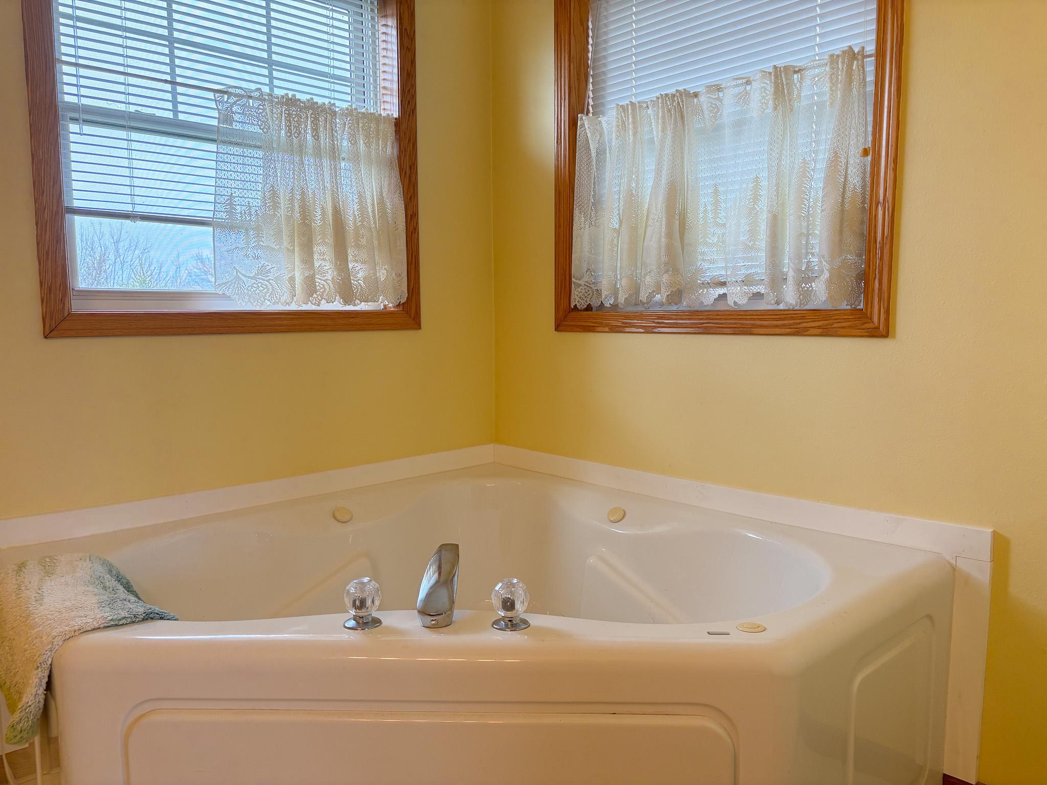 2002 single family home for sale at 48413 205th Avenue in Pelican Rapids, MN — 5 bed, 4 bath (photo 14 of 77)