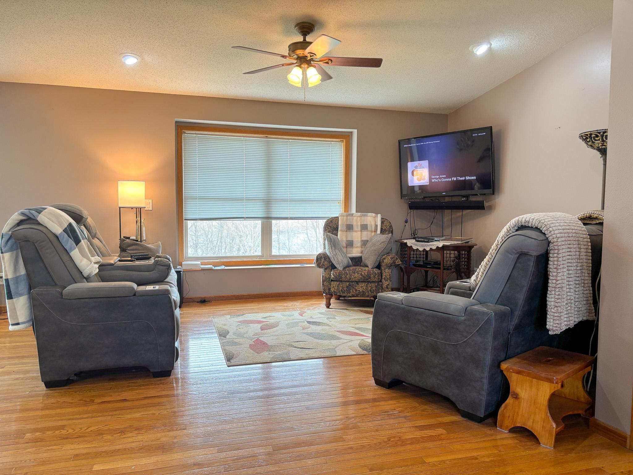 2002 single family home for sale at 48413 205th Avenue in Pelican Rapids, MN — 5 bed, 4 bath (photo 3 of 77)