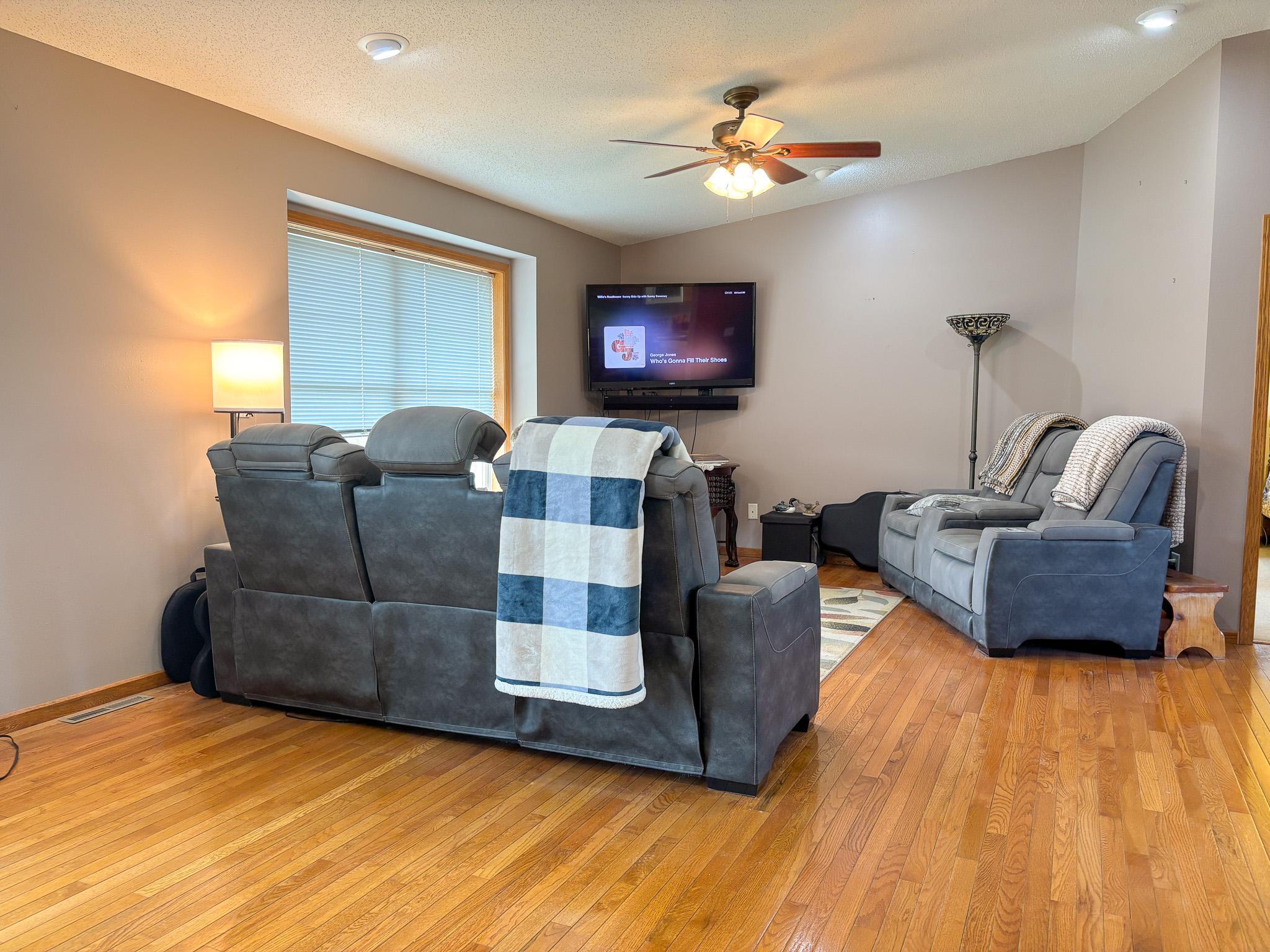 2002 single family home for sale at 48413 205th Avenue in Pelican Rapids, MN — 5 bed, 4 bath (photo 4 of 77)