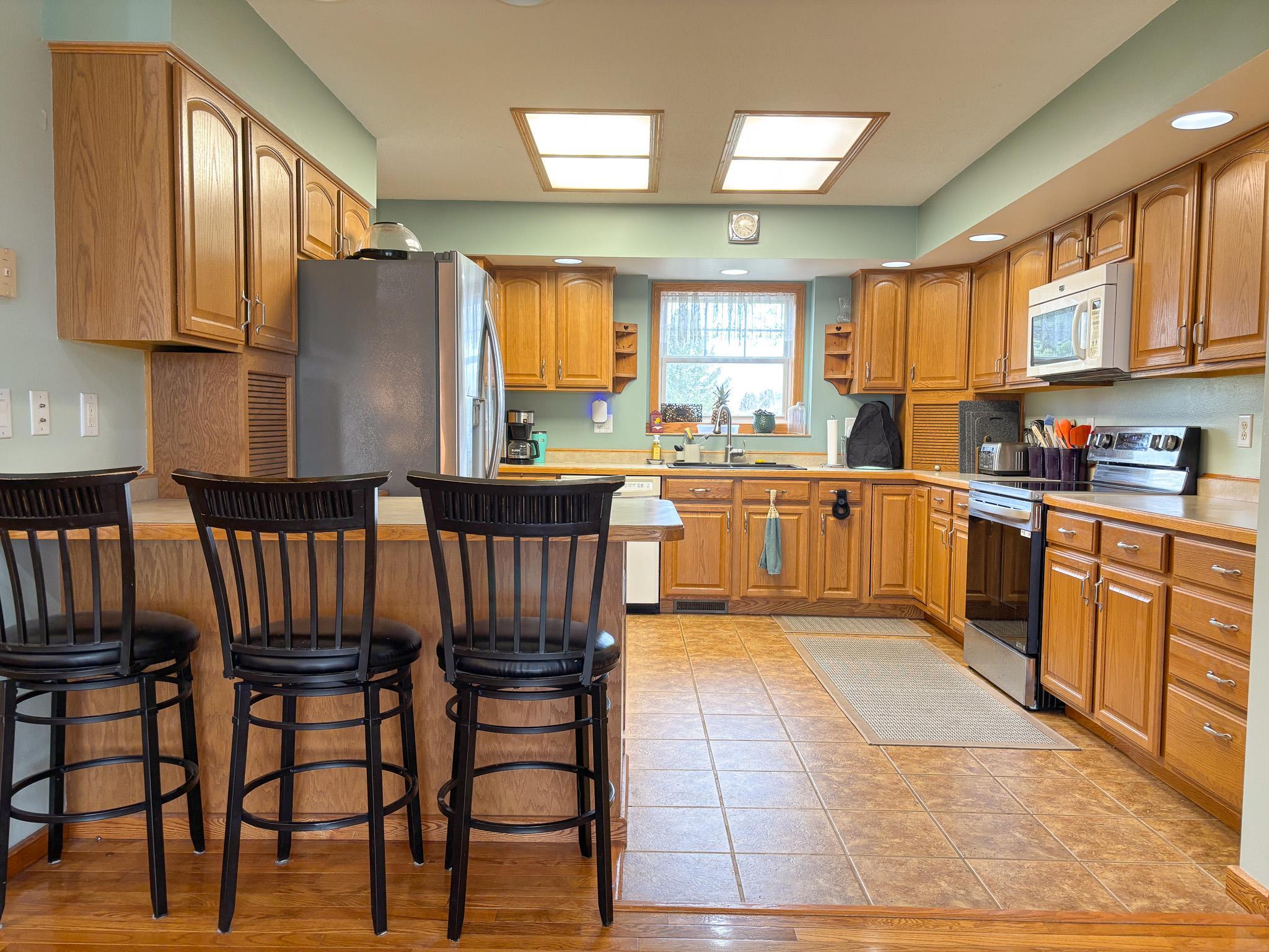 2002 single family home for sale at 48413 205th Avenue in Pelican Rapids, MN — 5 bed, 4 bath (photo 5 of 77)