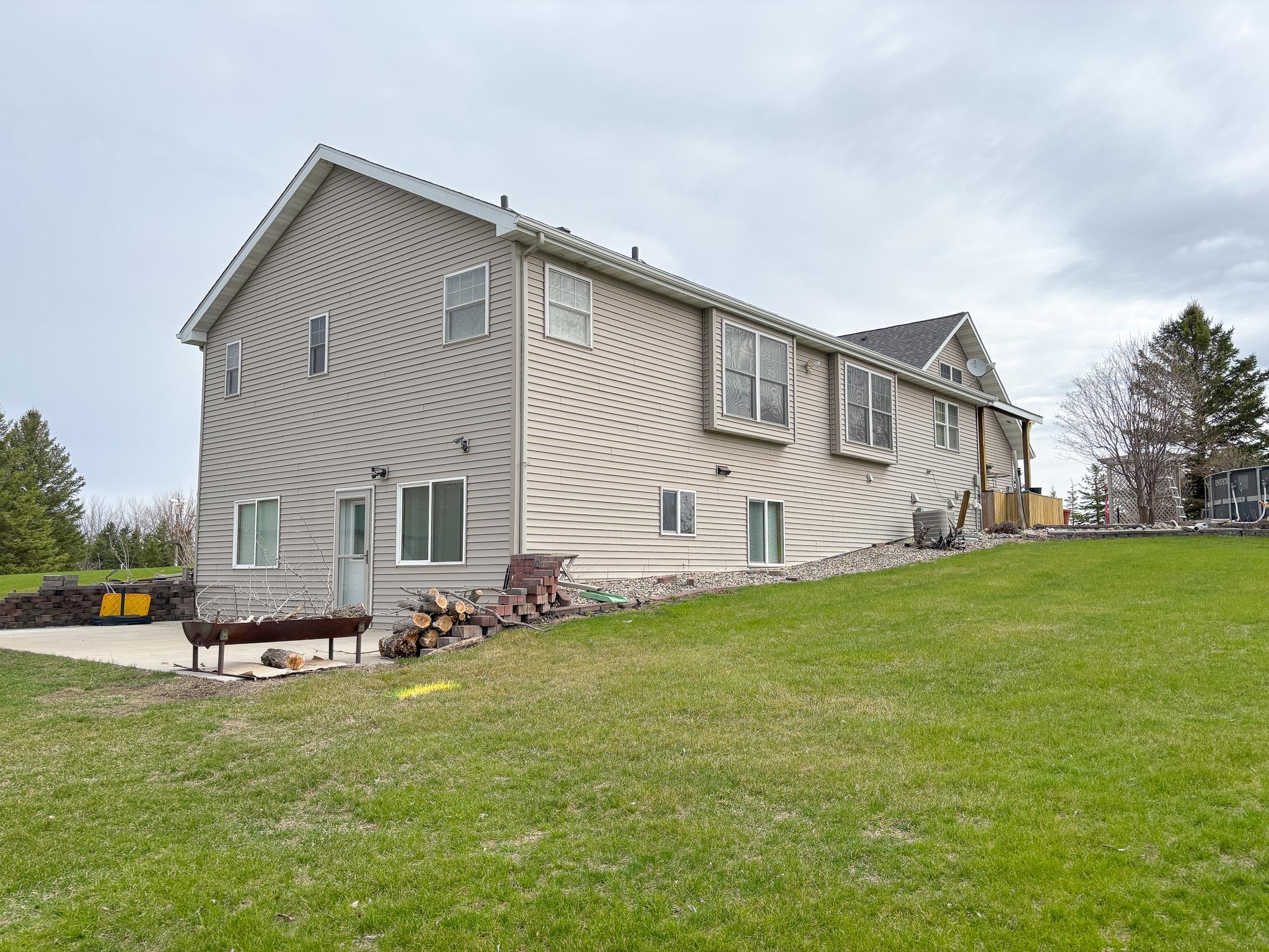 2002 single family home for sale at 48413 205th Avenue in Pelican Rapids, MN — 5 bed, 4 bath (photo 48 of 77)