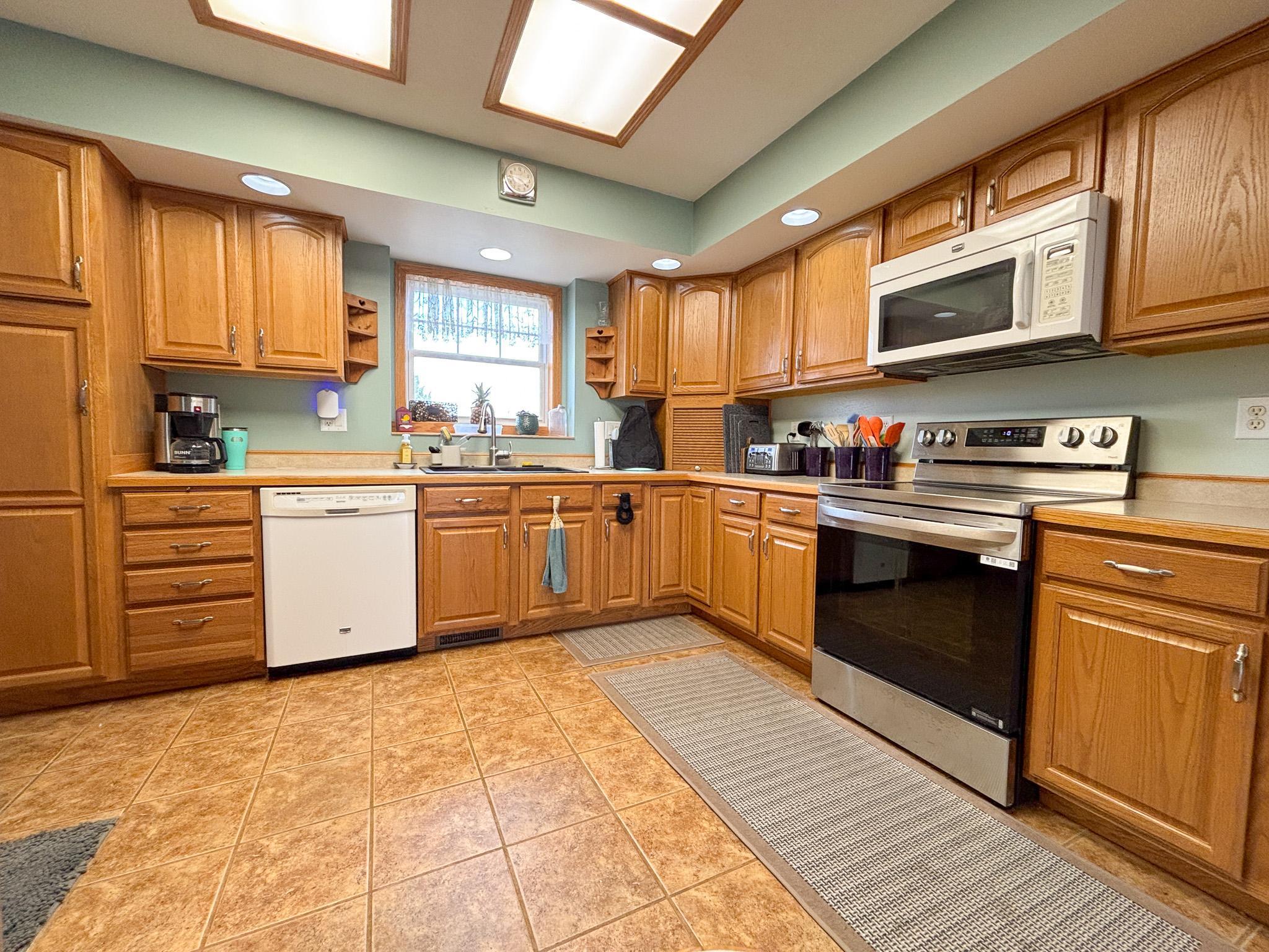 2002 single family home for sale at 48413 205th Avenue in Pelican Rapids, MN — 5 bed, 4 bath (photo 6 of 77)