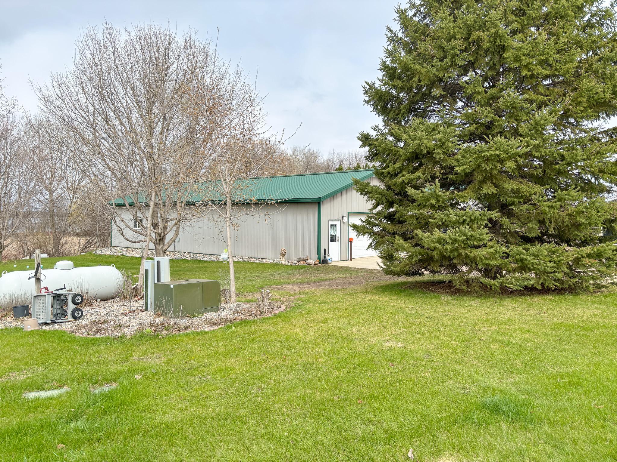 2002 single family home for sale at 48413 205th Avenue in Pelican Rapids, MN — 5 bed, 4 bath (photo 52 of 77)