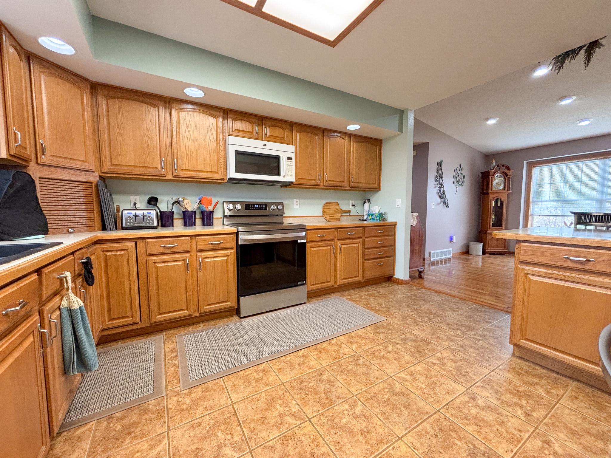 2002 single family home for sale at 48413 205th Avenue in Pelican Rapids, MN — 5 bed, 4 bath (photo 7 of 77)