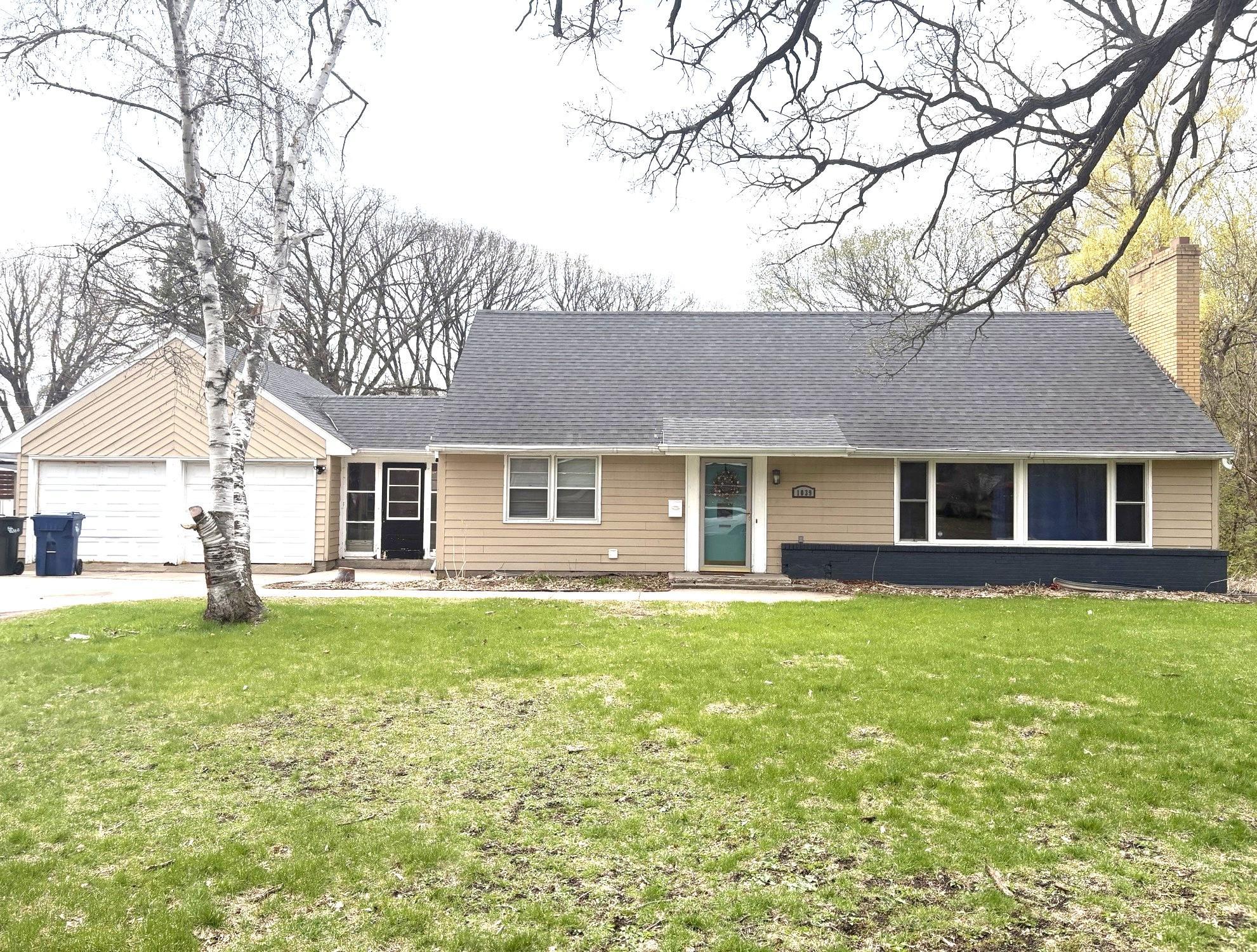 1952 single family home for sale at 1039 W Summit Avenue in Fergus Falls, MN — 4 bed, 3 bath (photo 2 of 21)