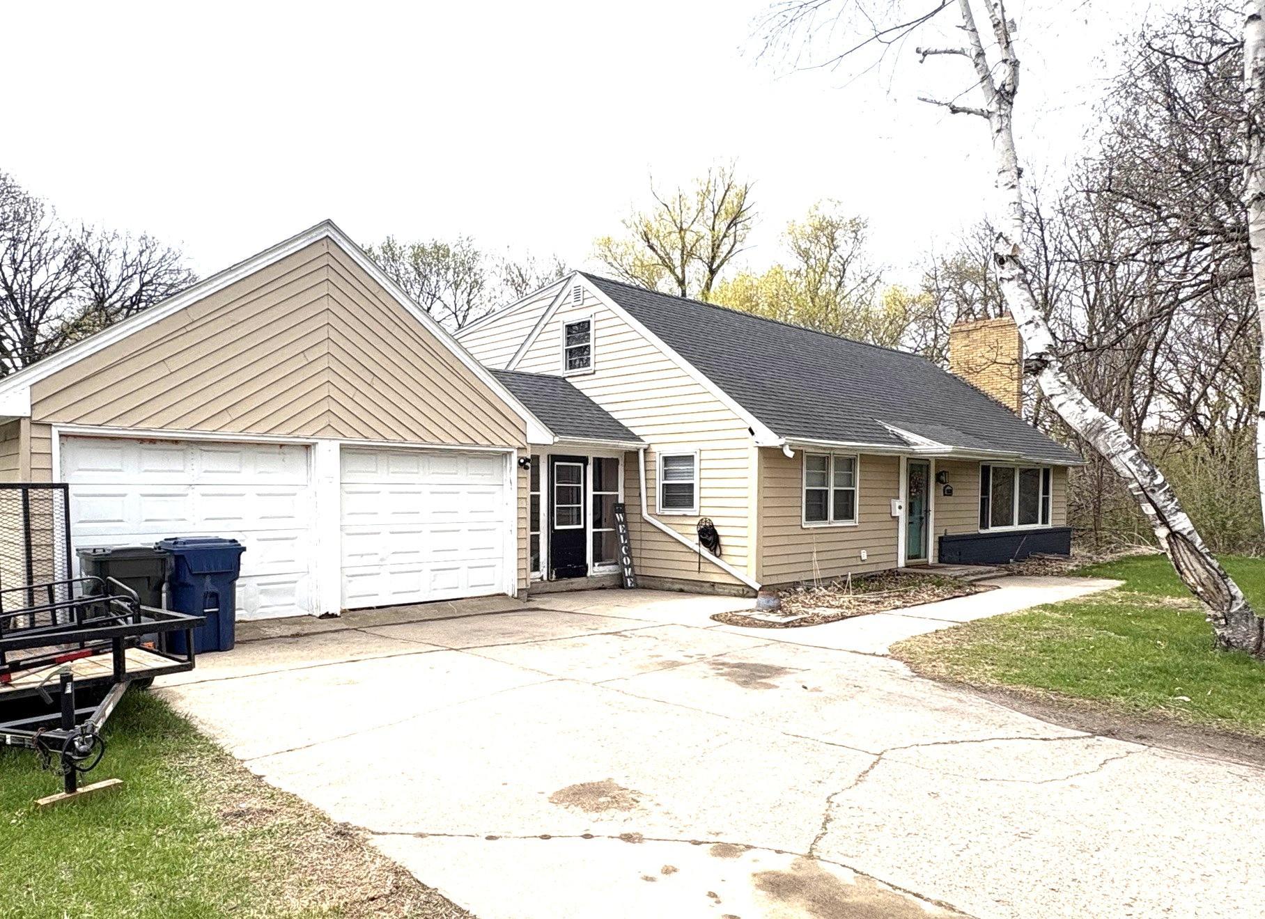 1952 single family home for sale at 1039 W Summit Avenue in Fergus Falls, MN — 4 bed, 3 bath (photo 3 of 21)