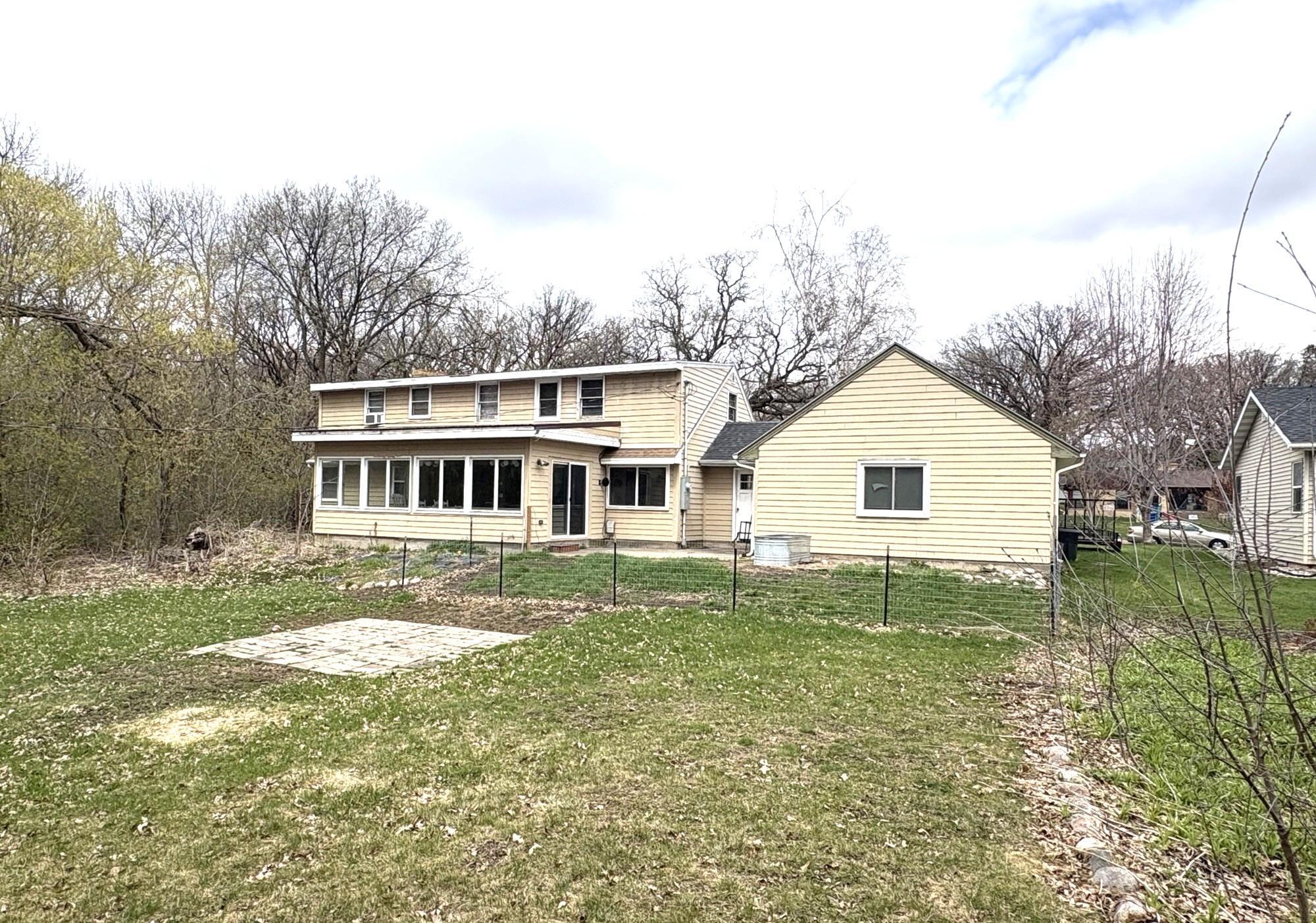 1952 single family home for sale at 1039 W Summit Avenue in Fergus Falls, MN — 4 bed, 3 bath (photo 5 of 21)