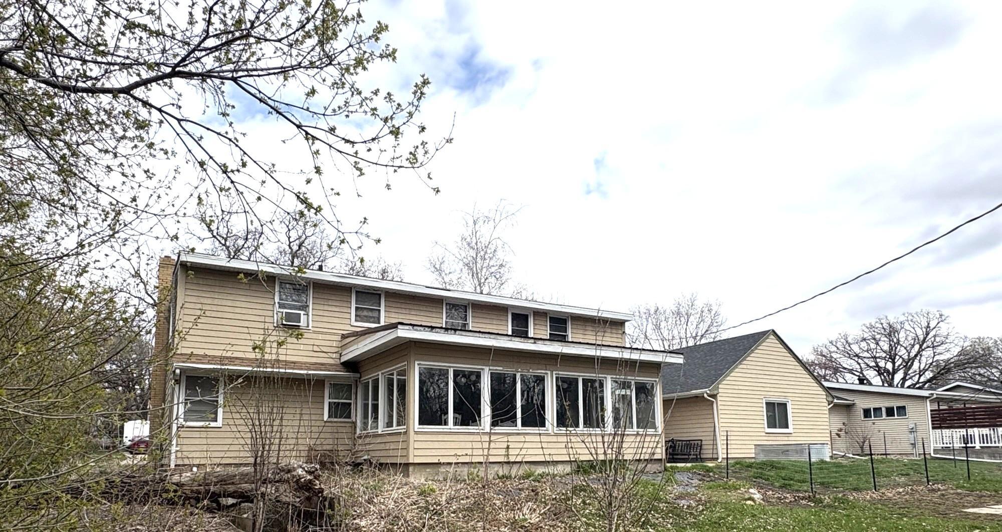 1952 single family home for sale at 1039 W Summit Avenue in Fergus Falls, MN — 4 bed, 3 bath (photo 6 of 21)