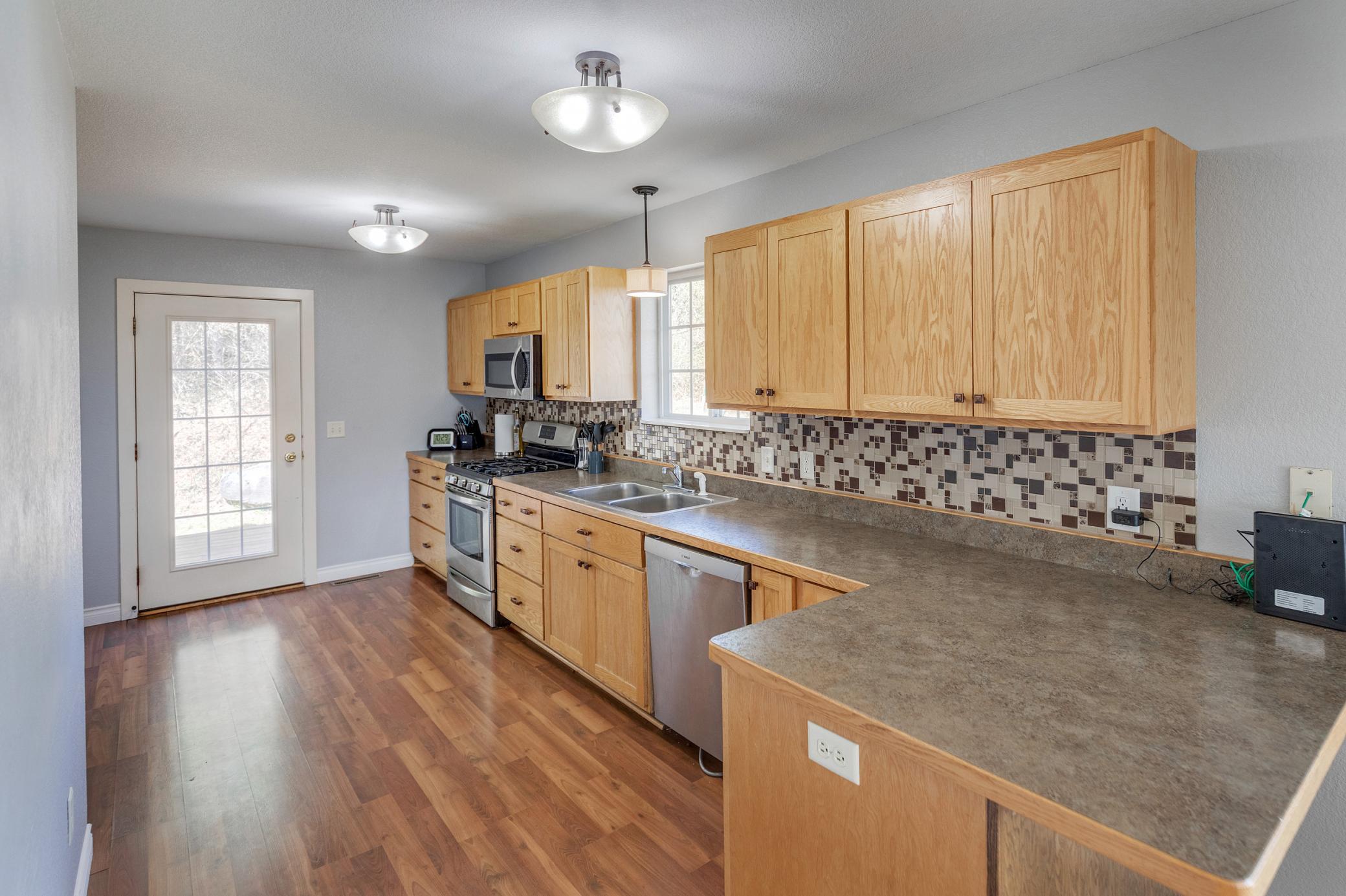 2007 single family home for sale at 31435 Isabelle Drive in Pequot Lakes, MN — 4 bed, 3 bath (photo 3 of 37)
