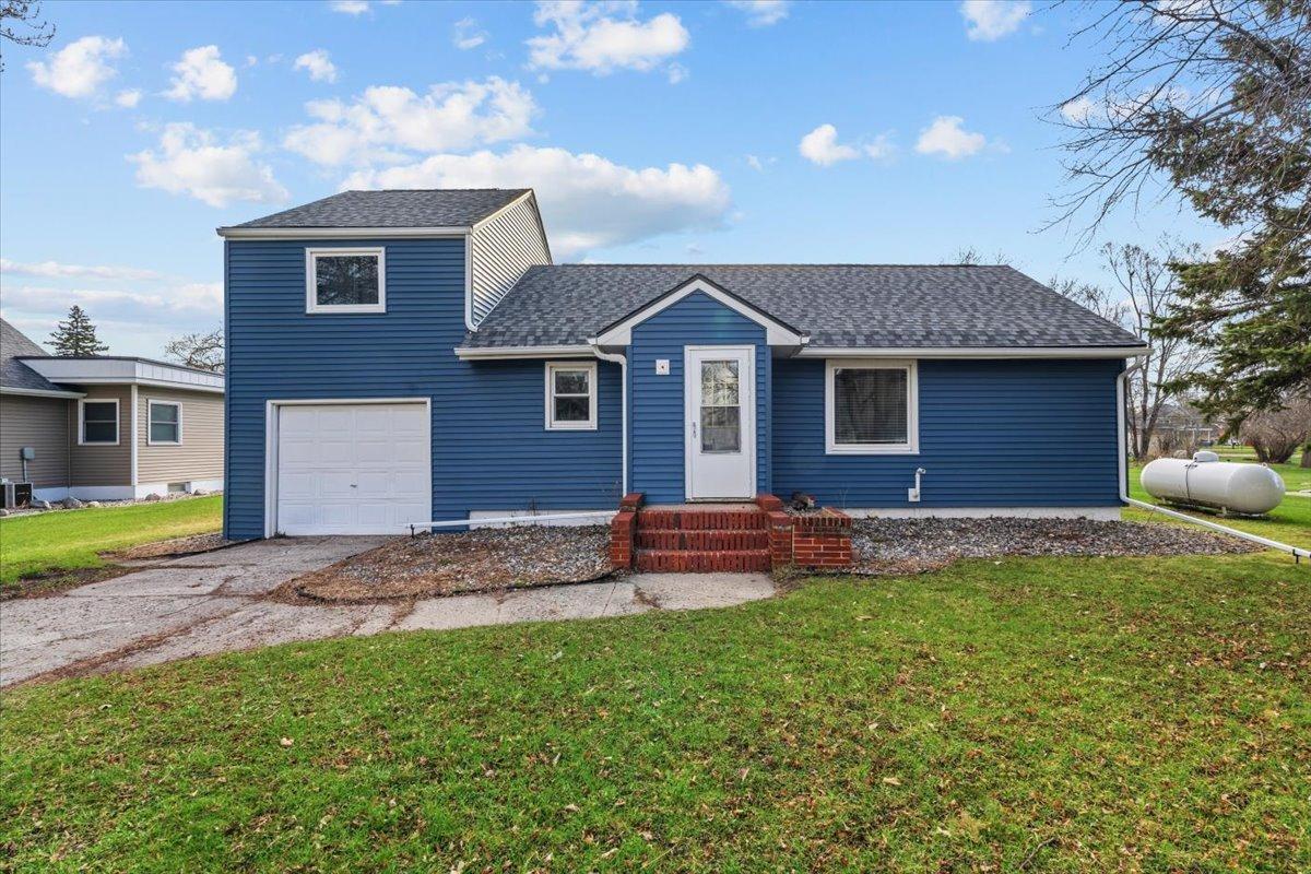1949 single family home for sale at 515 5th Street in Wyndmere, ND — 3 bed, 2 bath