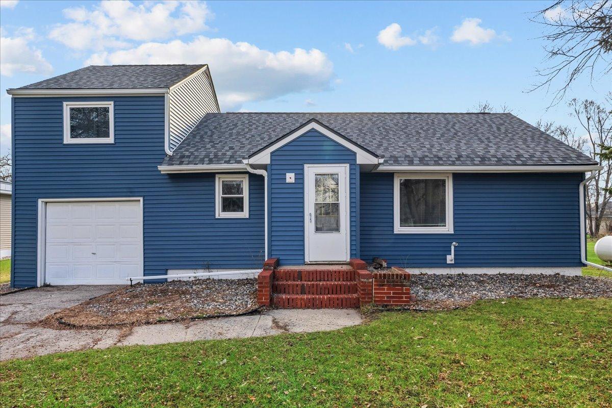 1949 single family home for sale at 515 5th Street in Wyndmere, ND — 3 bed, 2 bath (photo 2 of 64)