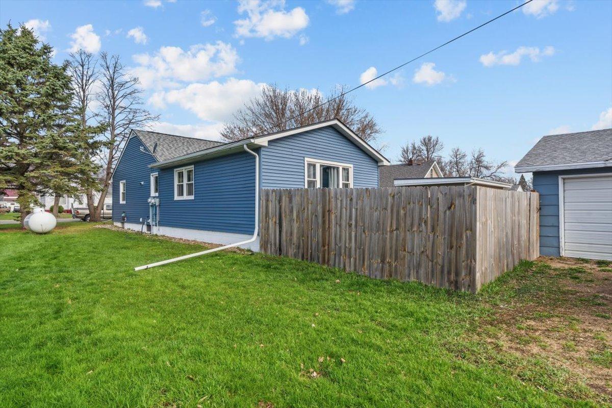 1949 single family home for sale at 515 5th Street in Wyndmere, ND — 3 bed, 2 bath (photo 15 of 64)