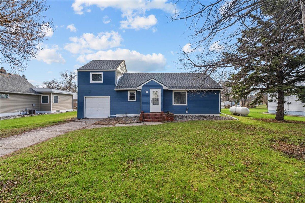 1949 single family home for sale at 515 5th Street in Wyndmere, ND — 3 bed, 2 bath (photo 3 of 64)