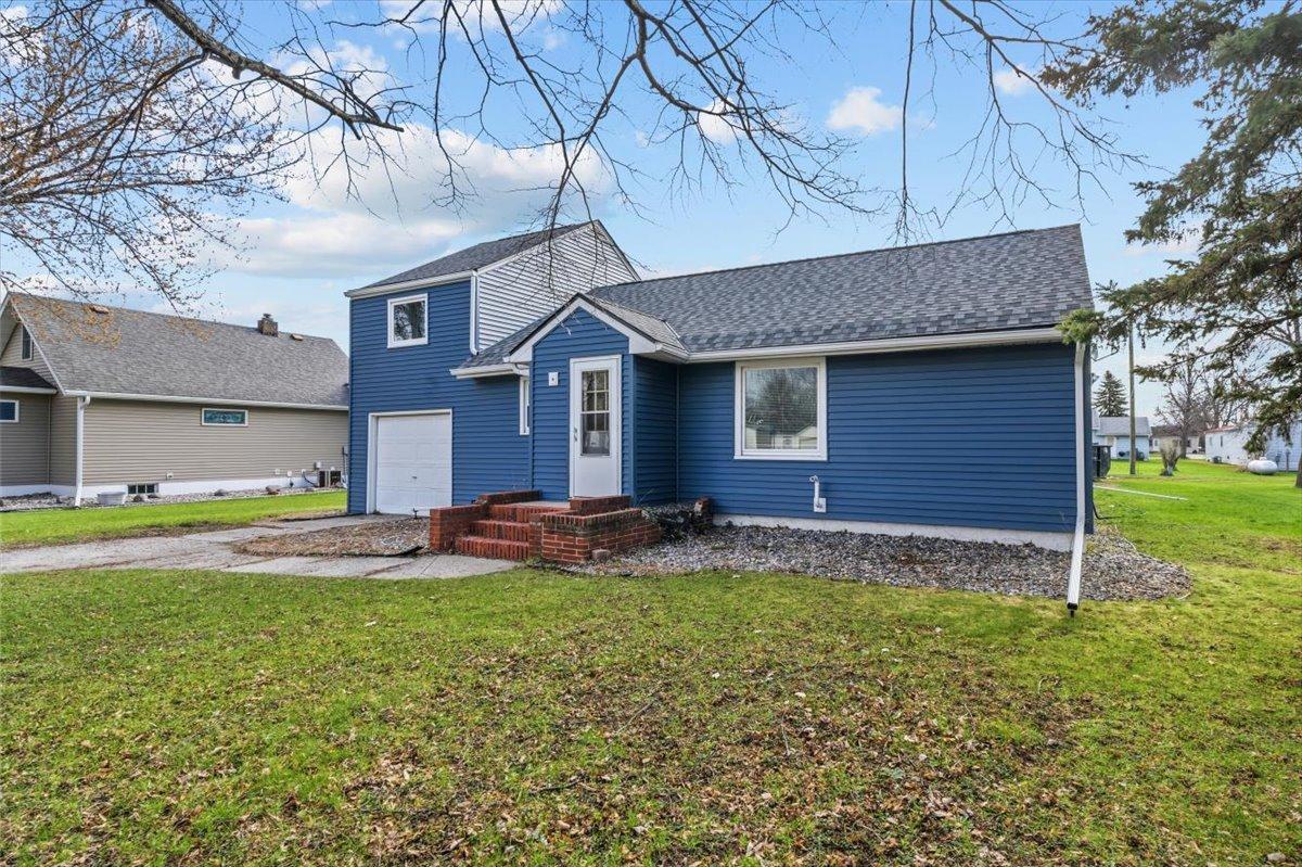 1949 single family home for sale at 515 5th Street in Wyndmere, ND — 3 bed, 2 bath (photo 4 of 64)