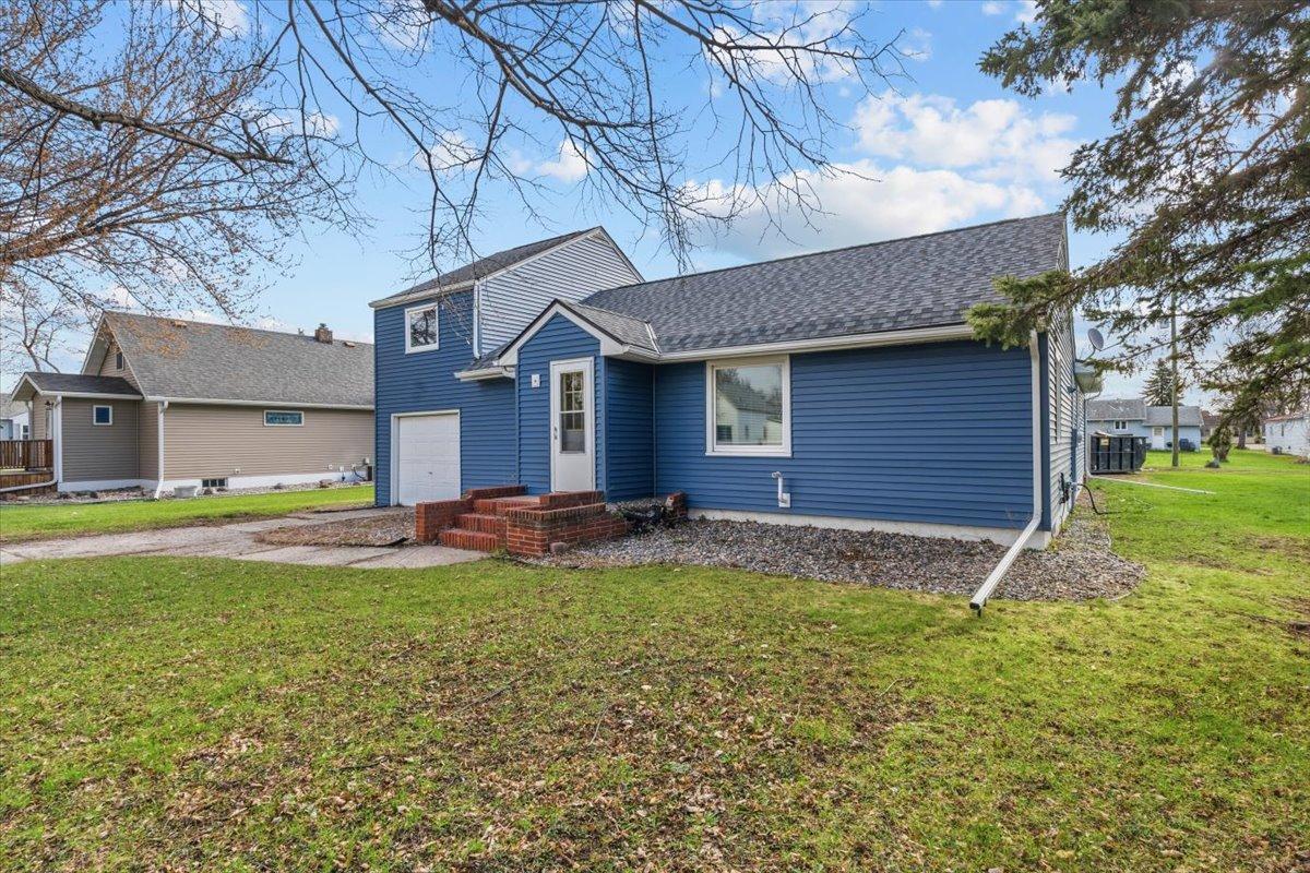 1949 single family home for sale at 515 5th Street in Wyndmere, ND — 3 bed, 2 bath (photo 5 of 64)
