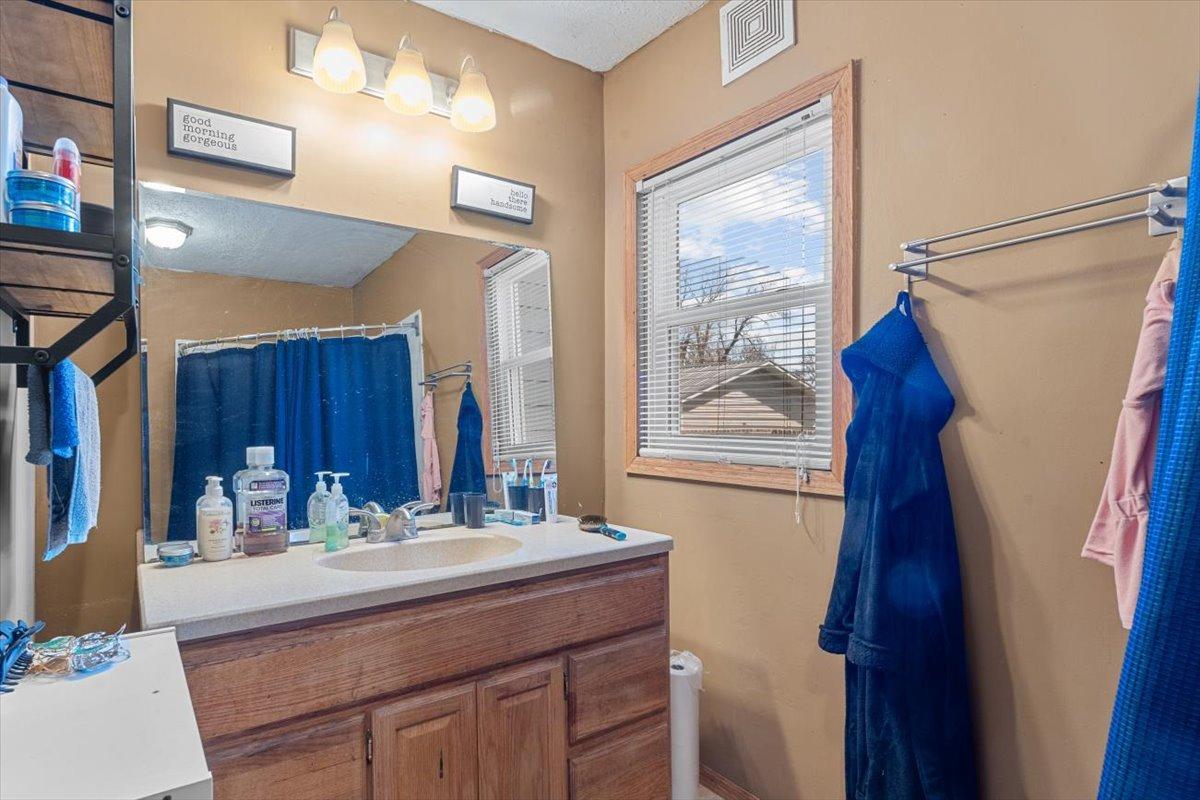 1949 single family home for sale at 515 5th Street in Wyndmere, ND — 3 bed, 2 bath (photo 41 of 64)