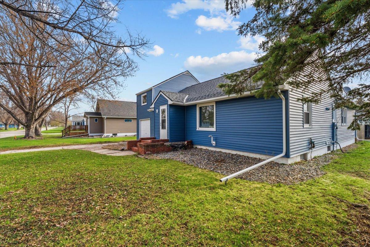 1949 single family home for sale at 515 5th Street in Wyndmere, ND — 3 bed, 2 bath (photo 6 of 64)