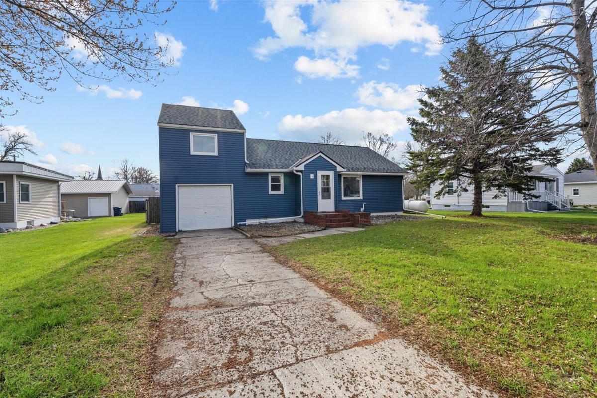 1949 single family home for sale at 515 5th Street in Wyndmere, ND — 3 bed, 2 bath (photo 7 of 64)