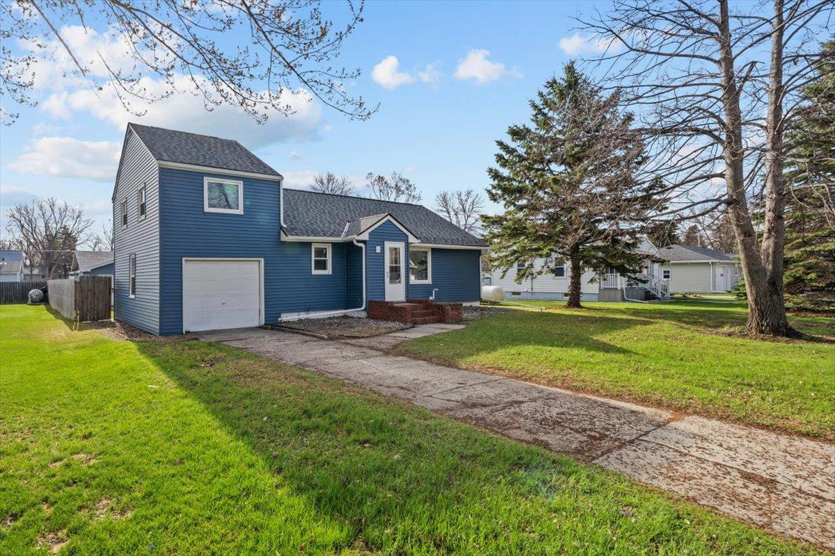 1949 single family home for sale at 515 5th Street in Wyndmere, ND — 3 bed, 2 bath (photo 8 of 64)