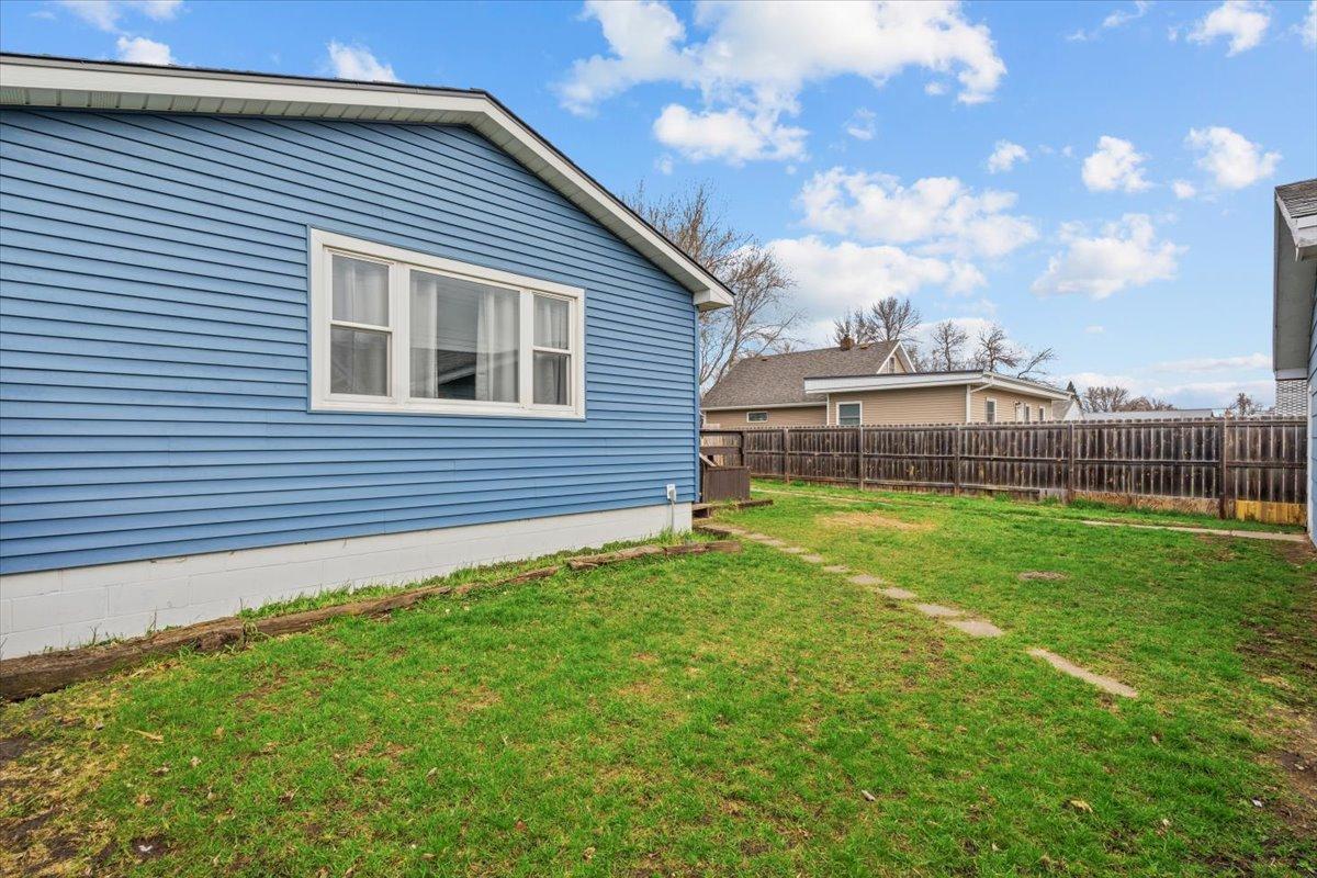 1949 single family home for sale at 515 5th Street in Wyndmere, ND — 3 bed, 2 bath (photo 9 of 64)