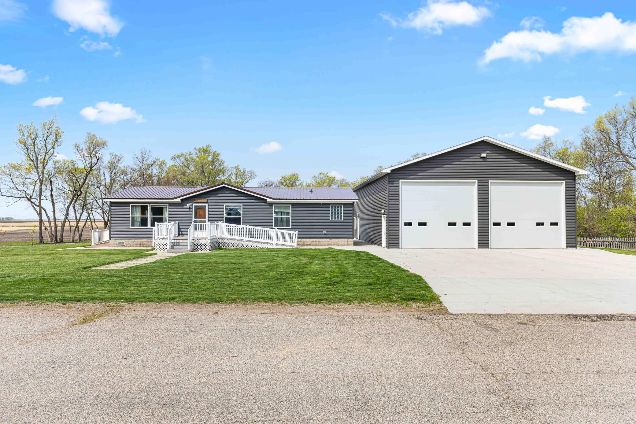 2014 single family home for sale at 137 Roosevelt Street in Cayuga, ND — 3 bed, 3 bath (photo 2 of 58)