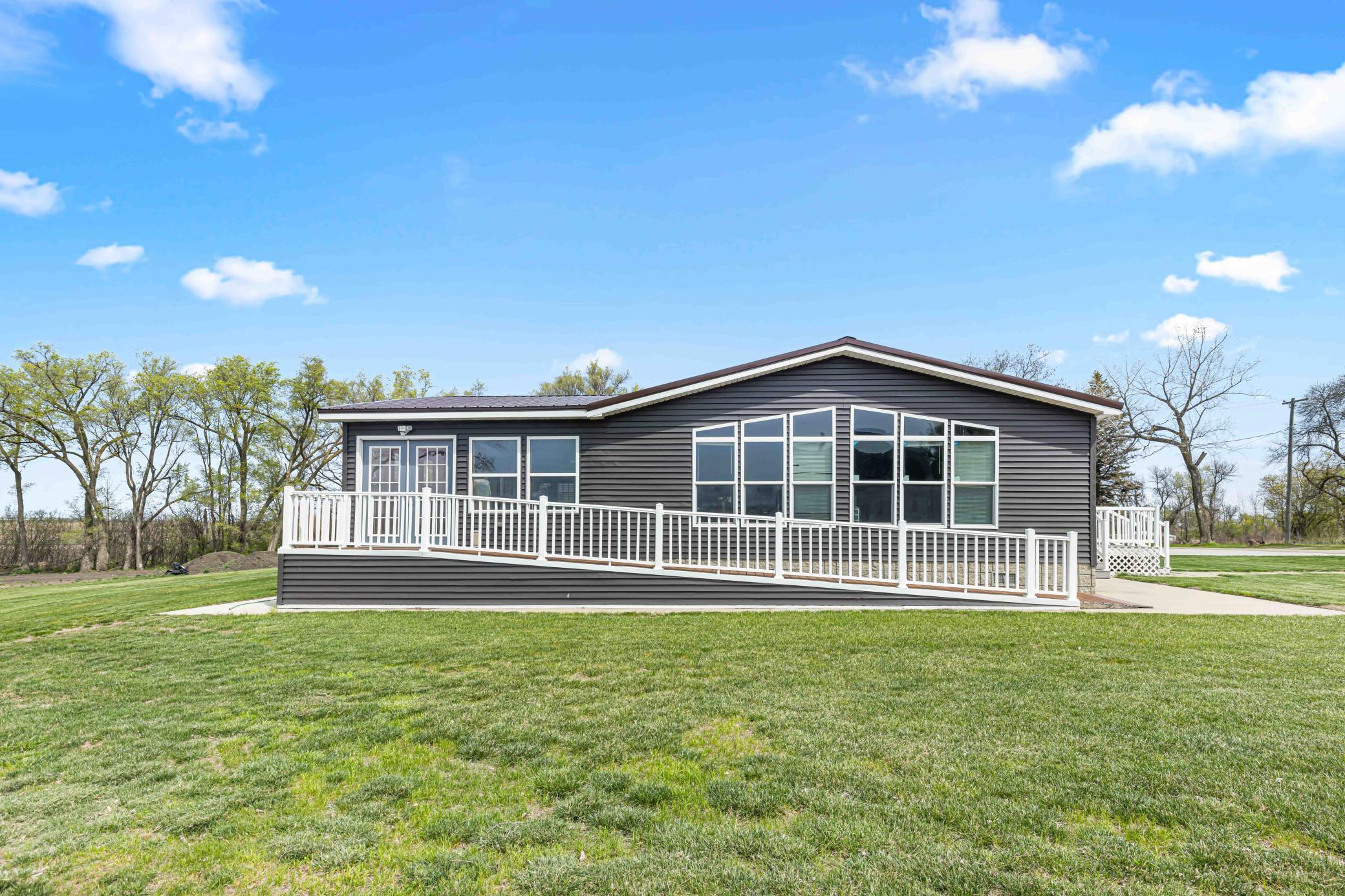 2014 single family home for sale at 137 Roosevelt Street in Cayuga, ND — 3 bed, 3 bath (photo 12 of 58)