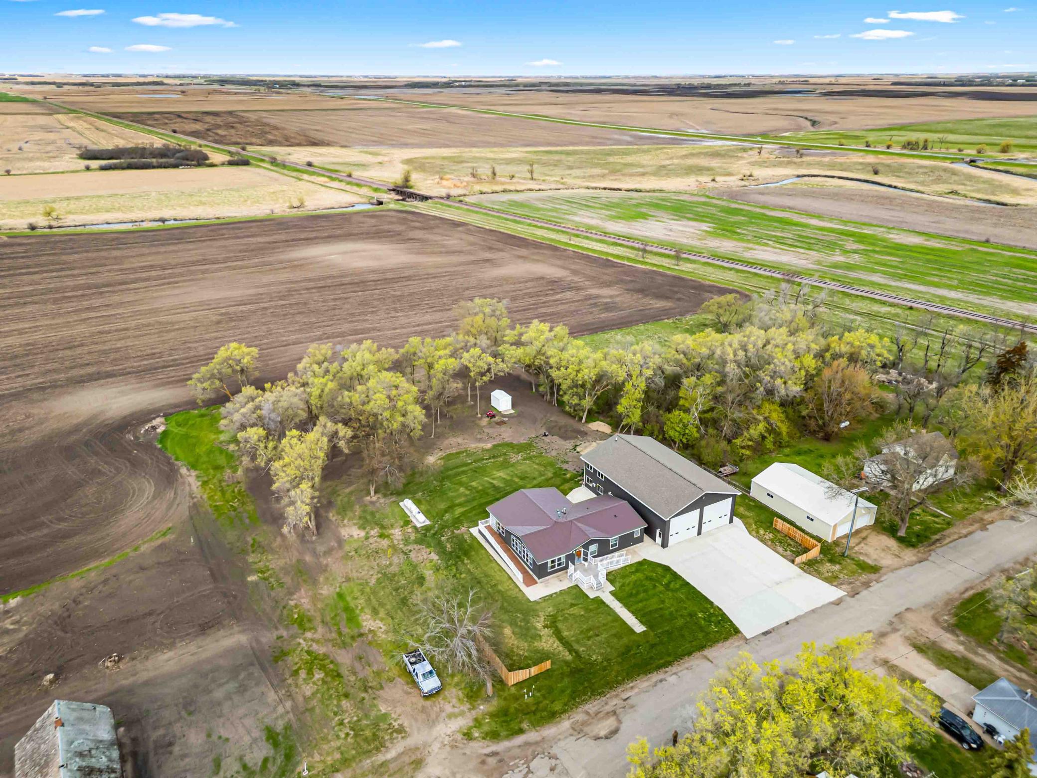 2014 single family home for sale at 137 Roosevelt Street in Cayuga, ND — 3 bed, 3 bath (photo 14 of 58)
