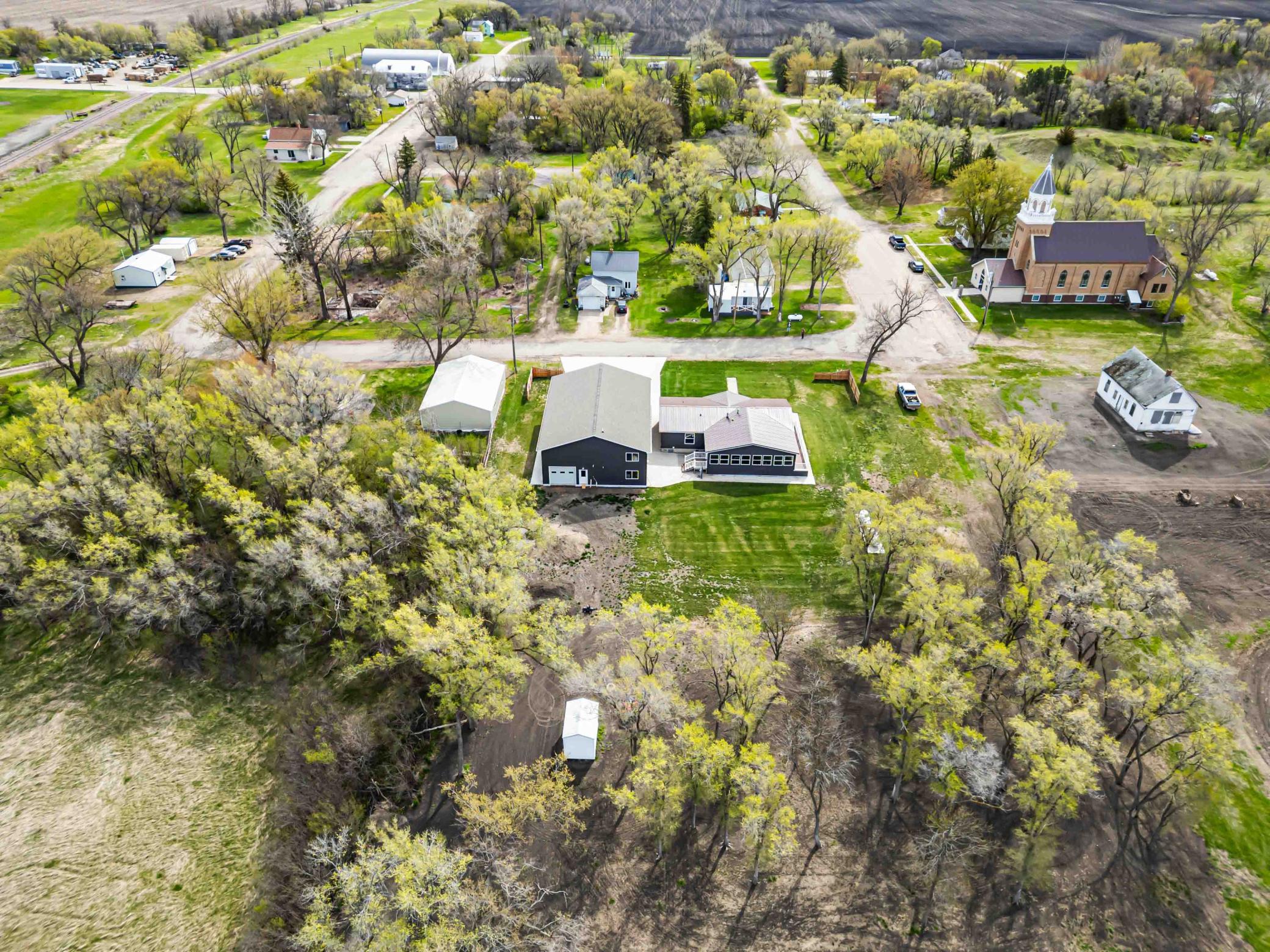 2014 single family home for sale at 137 Roosevelt Street in Cayuga, ND — 3 bed, 3 bath (photo 17 of 58)