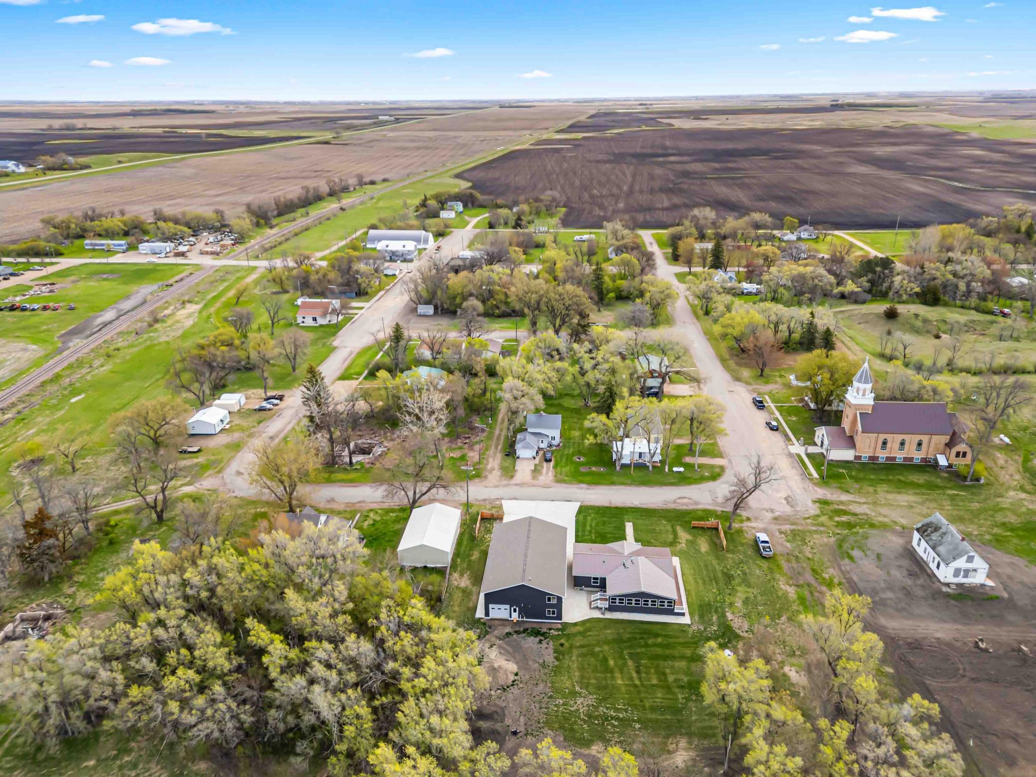 2014 single family home for sale at 137 Roosevelt Street in Cayuga, ND — 3 bed, 3 bath (photo 19 of 58)