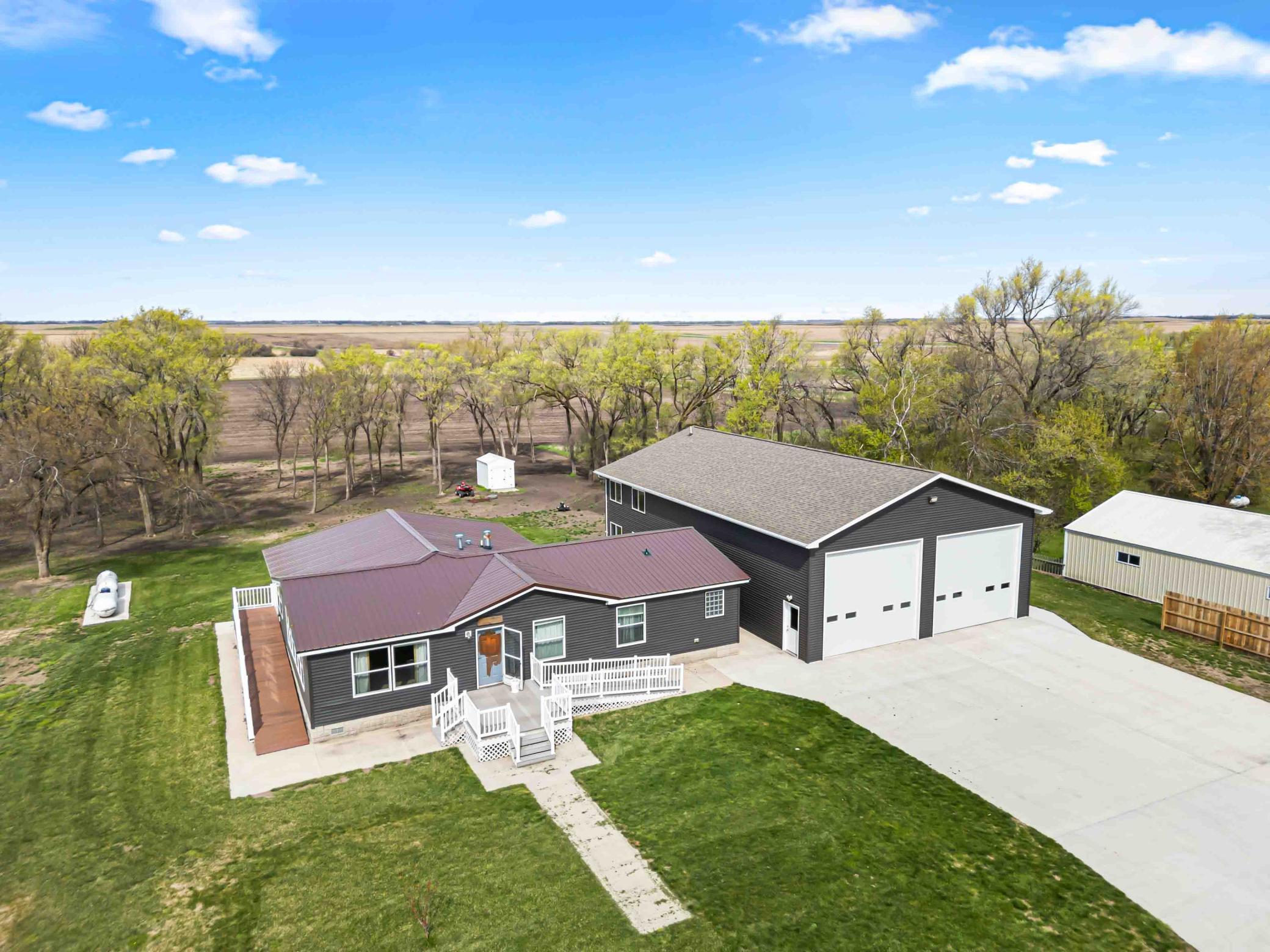 2014 single family home for sale at 137 Roosevelt Street in Cayuga, ND — 3 bed, 3 bath (photo 3 of 58)
