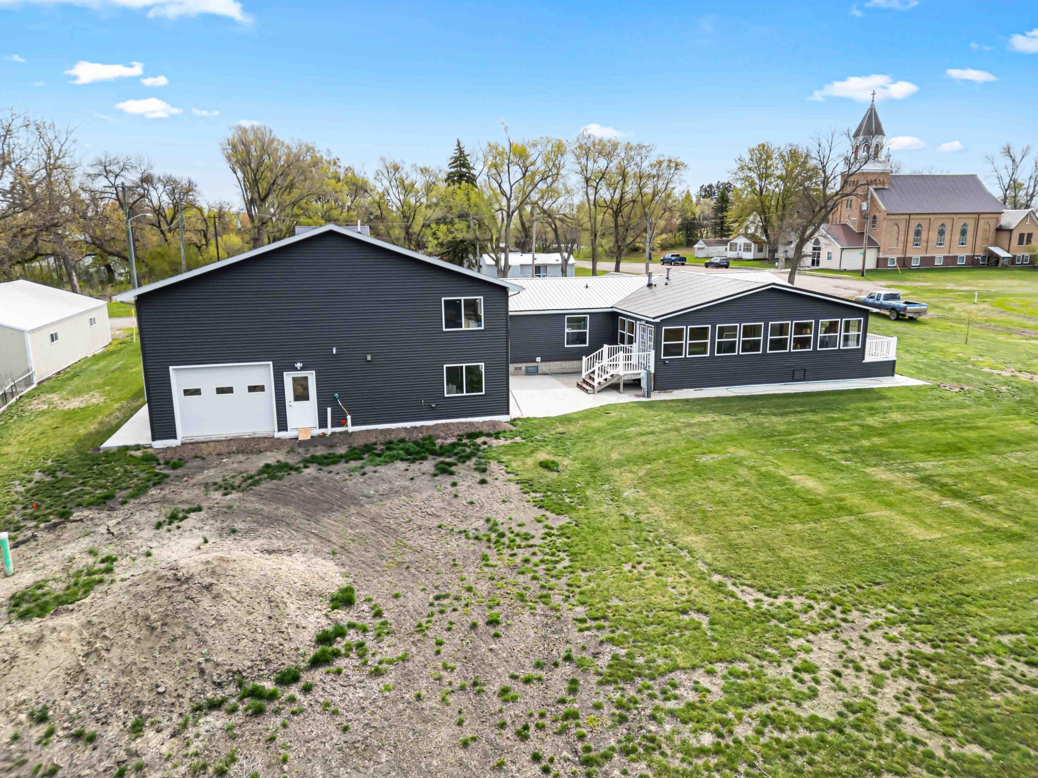 2014 single family home for sale at 137 Roosevelt Street in Cayuga, ND — 3 bed, 3 bath (photo 4 of 58)