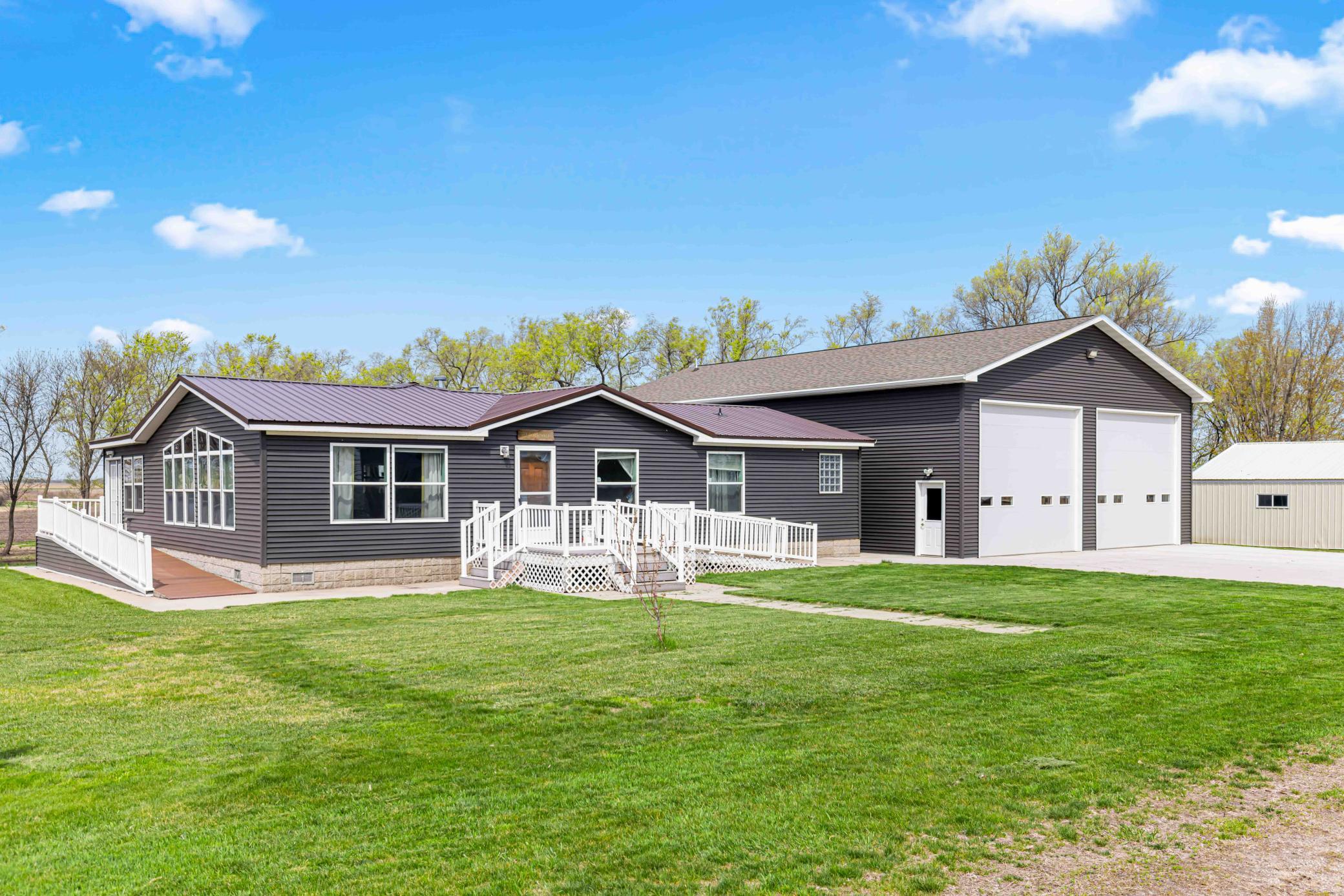 2014 single family home for sale at 137 Roosevelt Street in Cayuga, ND — 3 bed, 3 bath (photo 5 of 58)