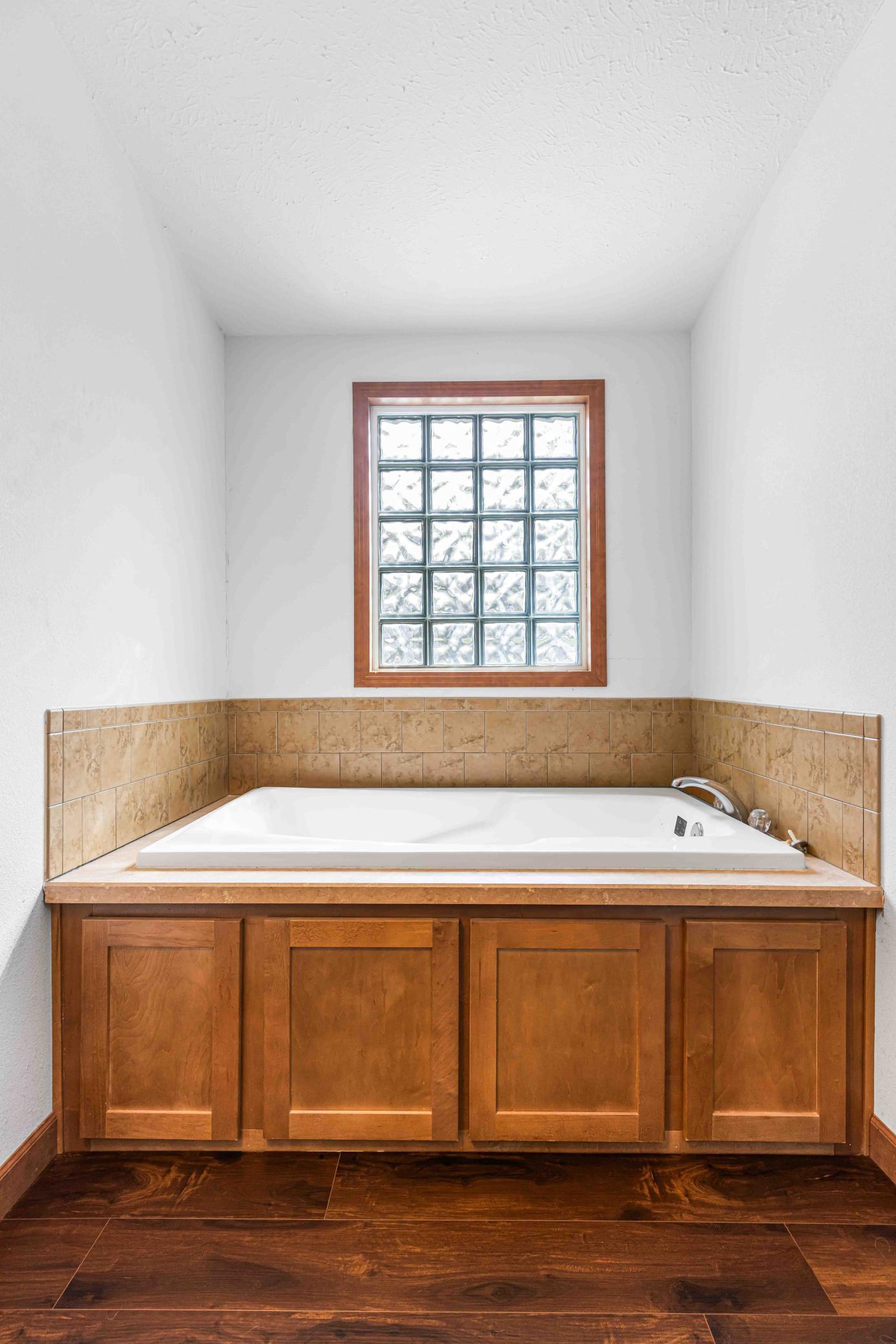 2014 single family home for sale at 137 Roosevelt Street in Cayuga, ND — 3 bed, 3 bath (photo 43 of 58)