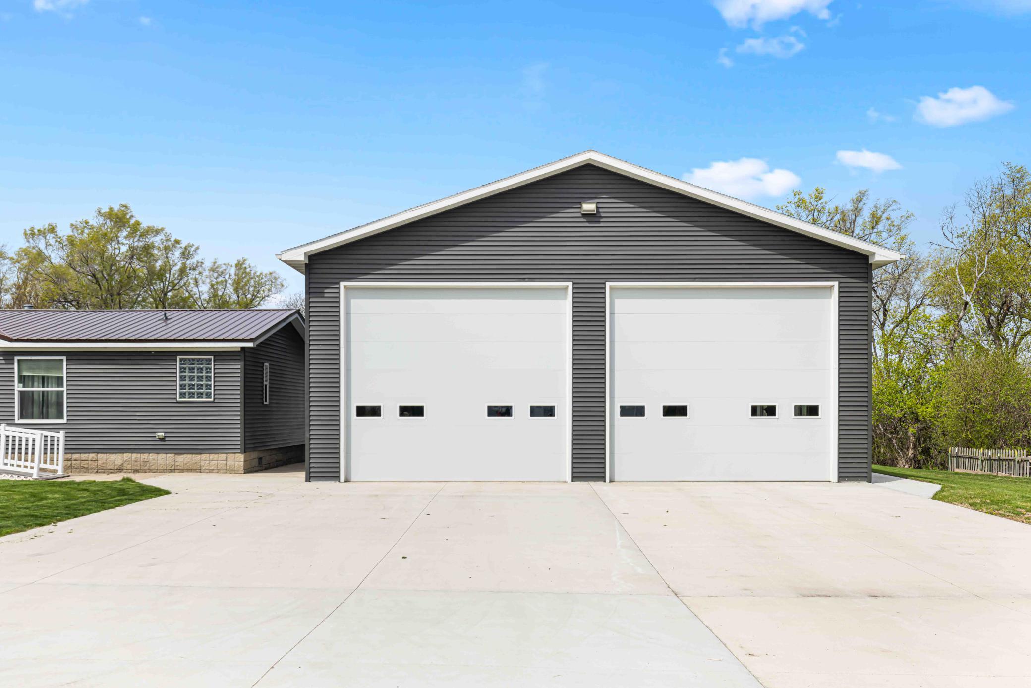 2014 single family home for sale at 137 Roosevelt Street in Cayuga, ND — 3 bed, 3 bath (photo 6 of 58)