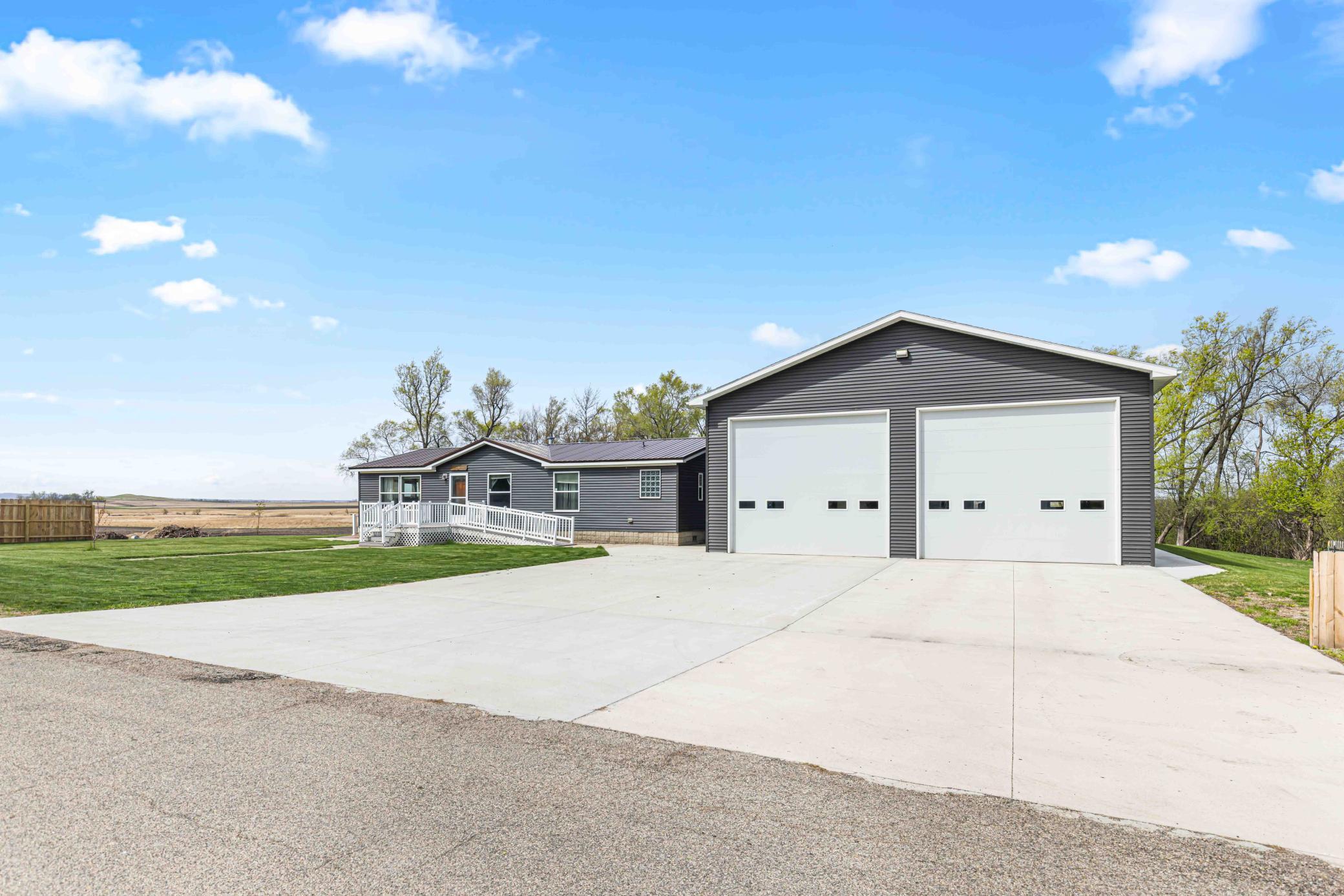 2014 single family home for sale at 137 Roosevelt Street in Cayuga, ND — 3 bed, 3 bath (photo 7 of 58)