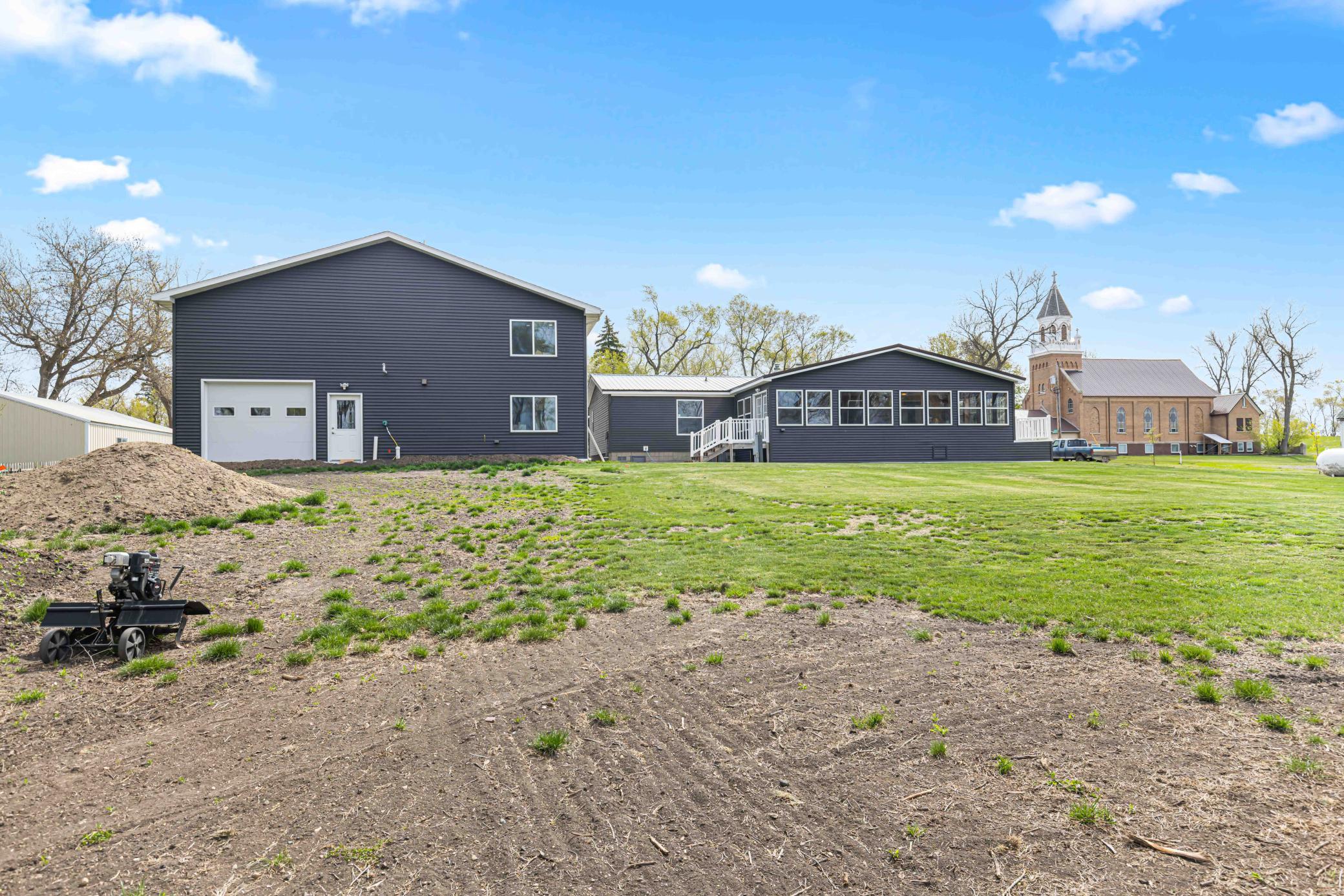 2014 single family home for sale at 137 Roosevelt Street in Cayuga, ND — 3 bed, 3 bath (photo 9 of 58)