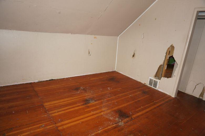 1910 single family home for sale at 307 4th Street N in Richardton, ND — 5 bed, 1 bath (photo 6 of 9)