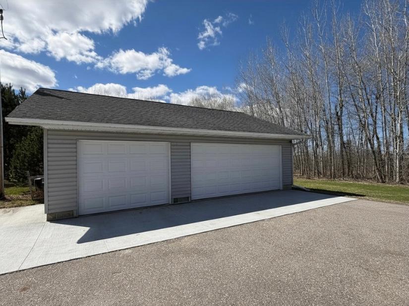2004 single family home for sale at 58296 County Road 12 in Warroad, MN — 3 bed, 2 bath (photo 21 of 42)