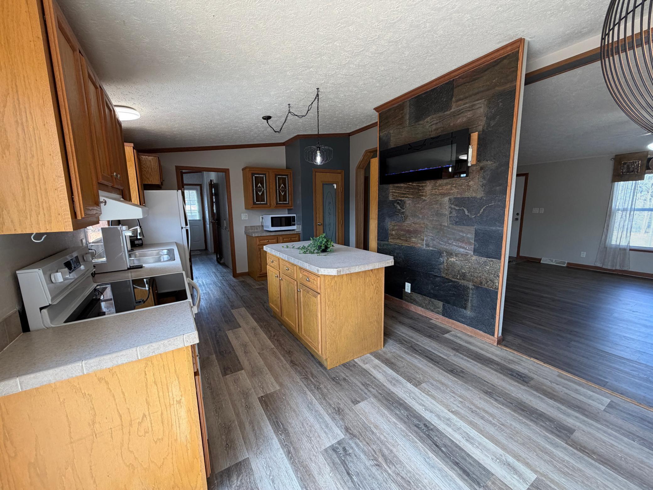 2004 single family home for sale at 58296 County Road 12 in Warroad, MN — 3 bed, 2 bath (photo 4 of 42)